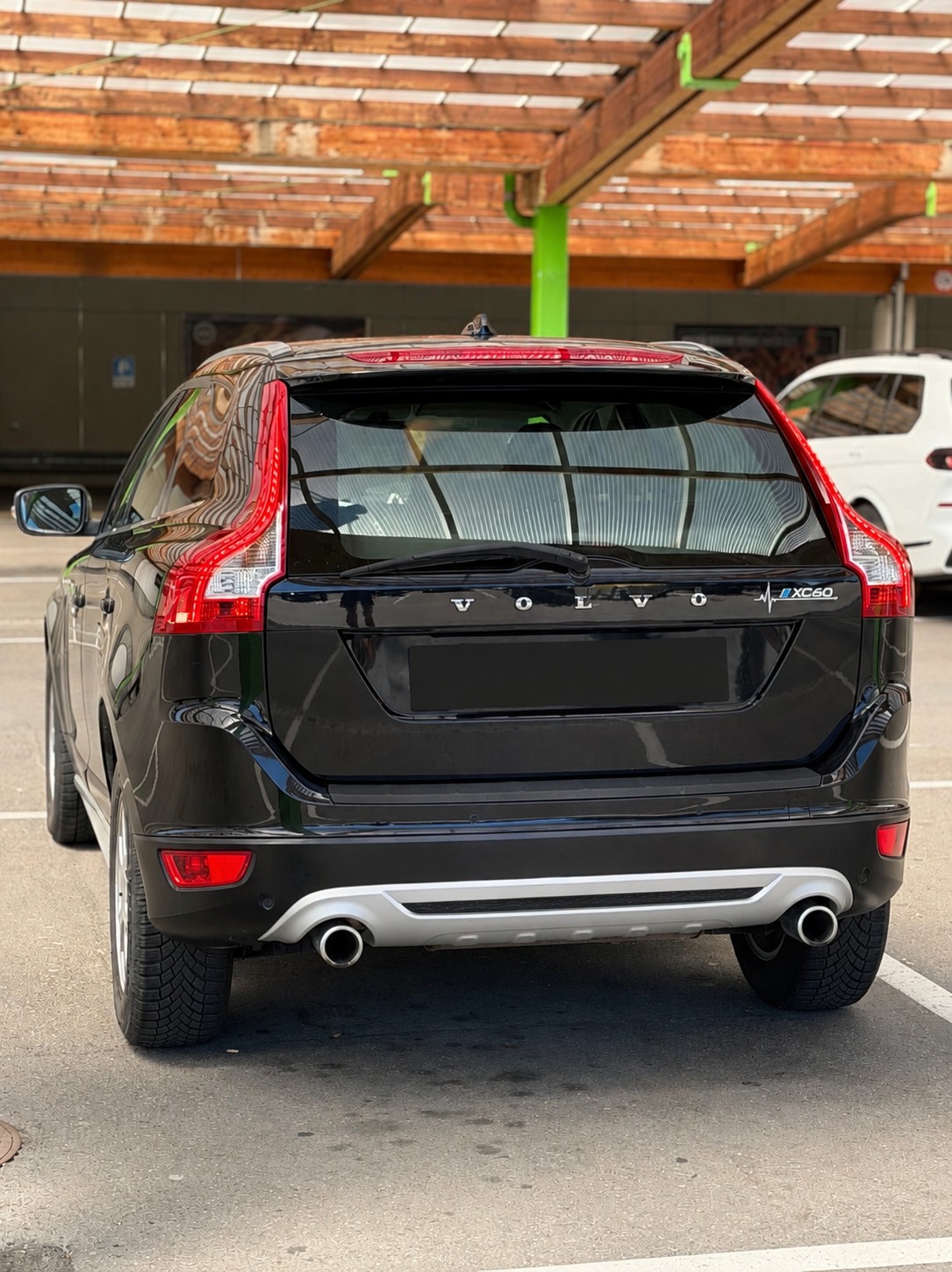 VOLVO XC60 D5 AWD R-Design-image-4