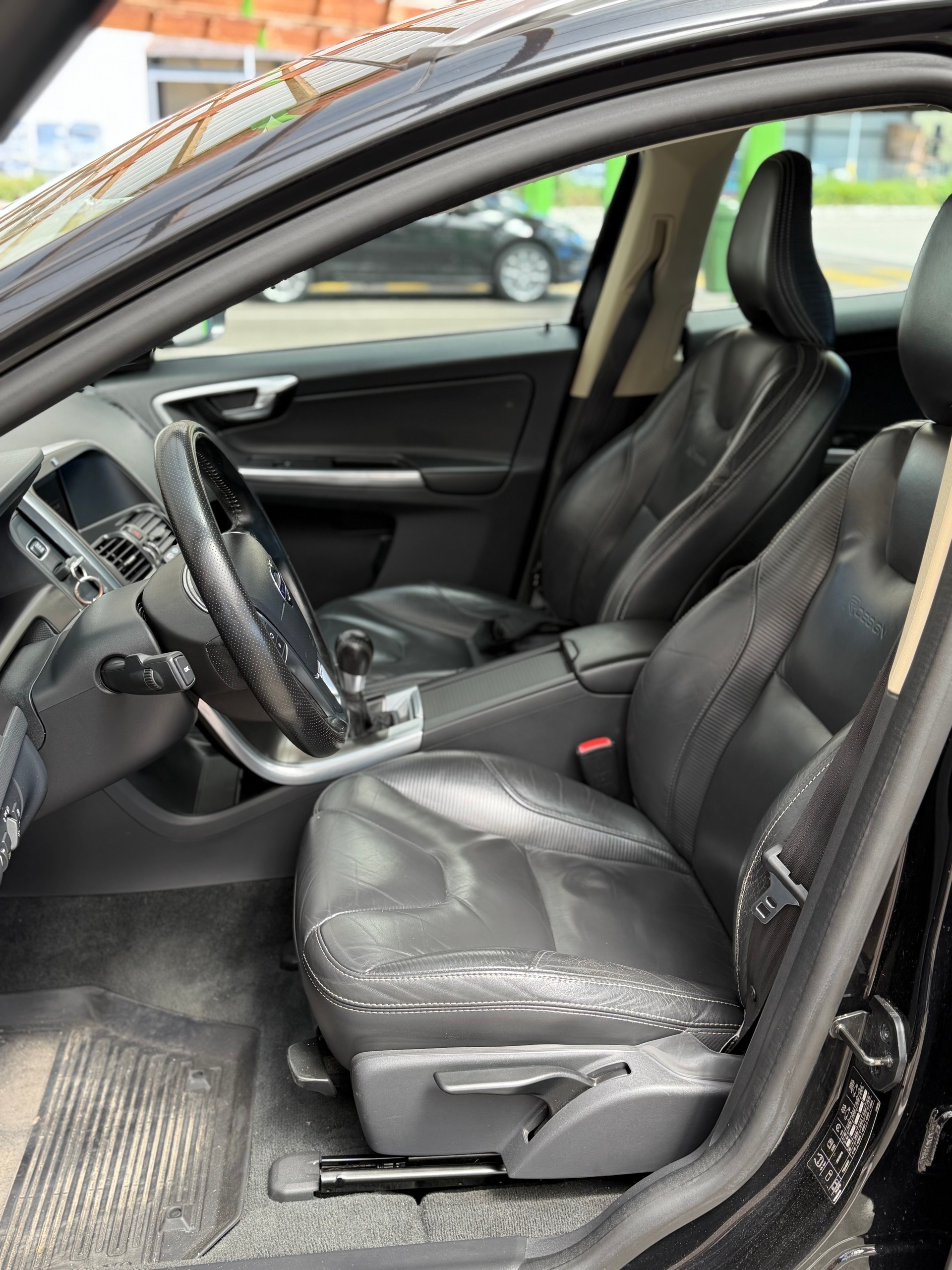 VOLVO XC60 D5 AWD R-Design-image-8