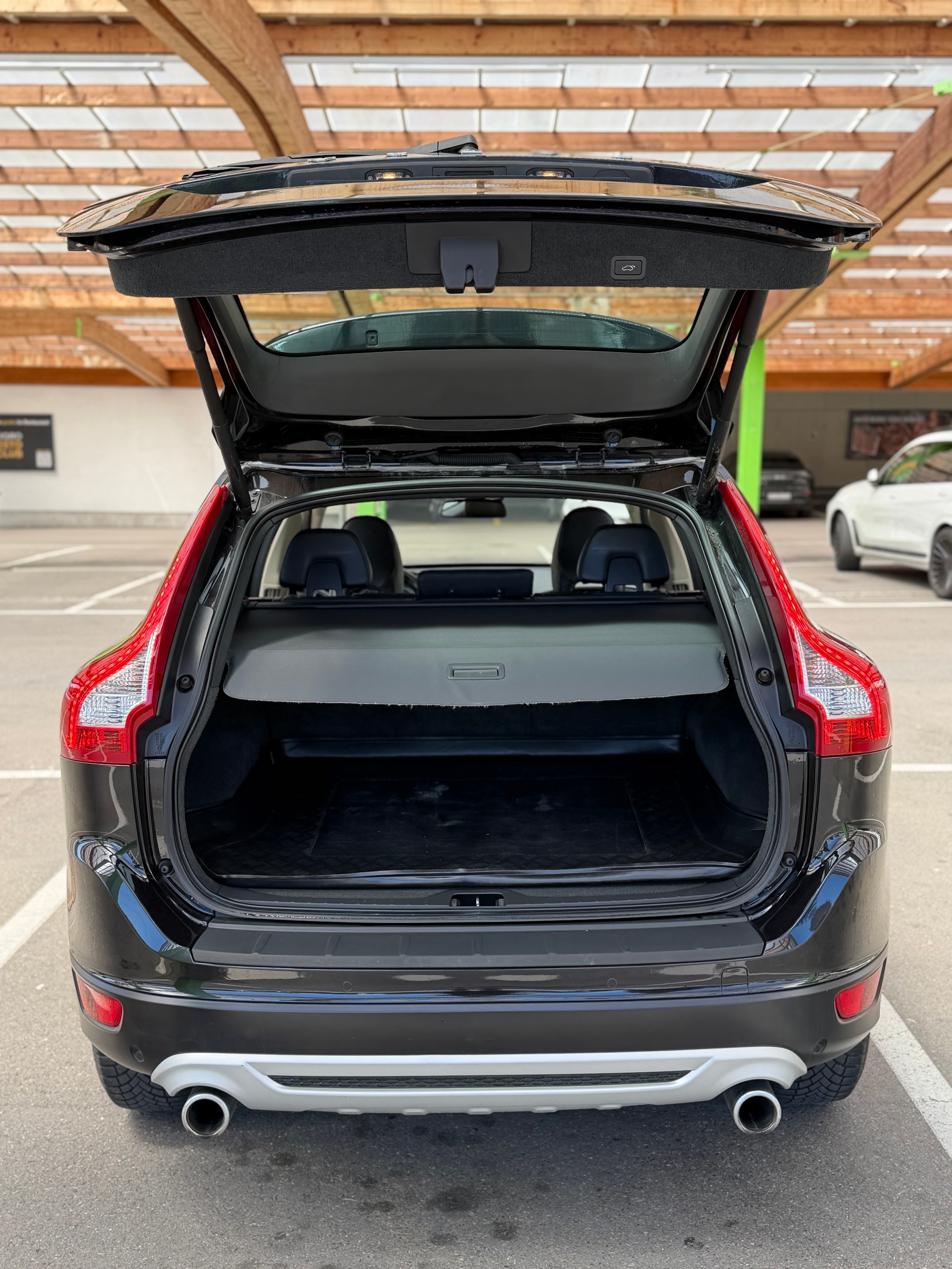 VOLVO XC60 D5 AWD R-Design-image-12