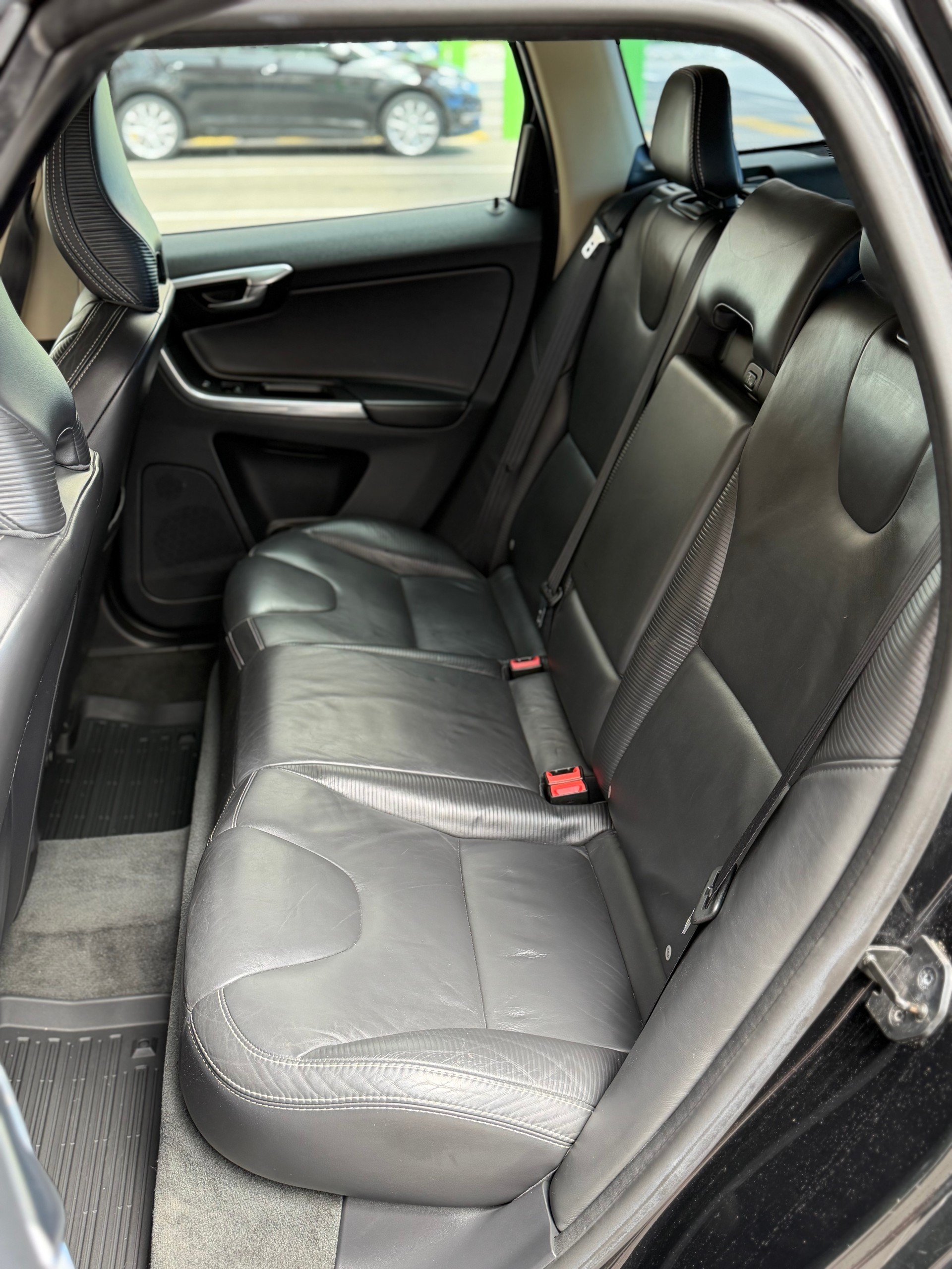 VOLVO XC60 D5 AWD R-Design-image-7