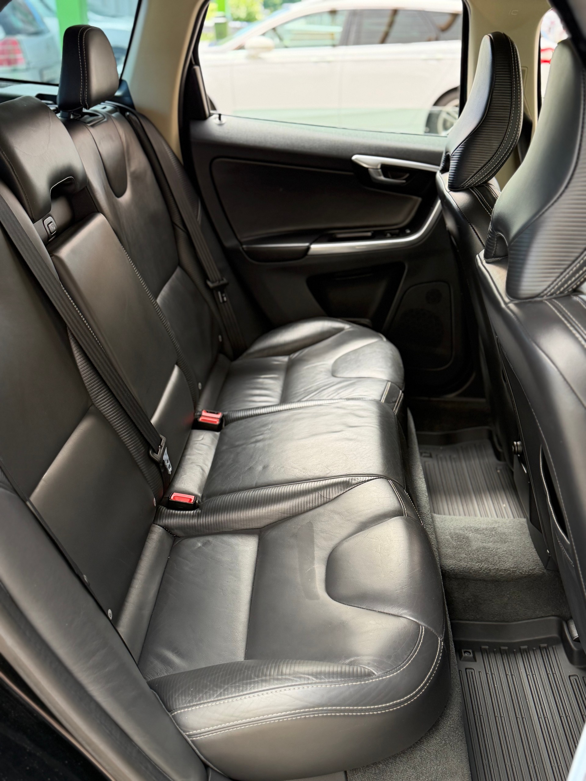 VOLVO XC60 D5 AWD R-Design-image-6