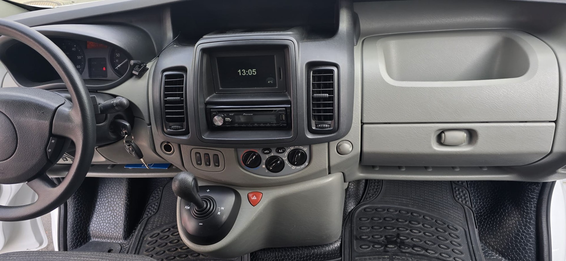 RENAULT Trafic 2.5 dCi 2.9t L1H1-image-9