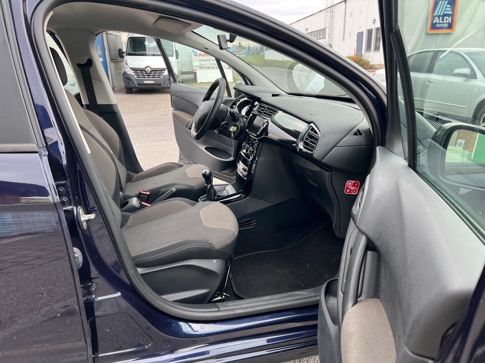 CITROEN C3 1.2i Attraction-image-11