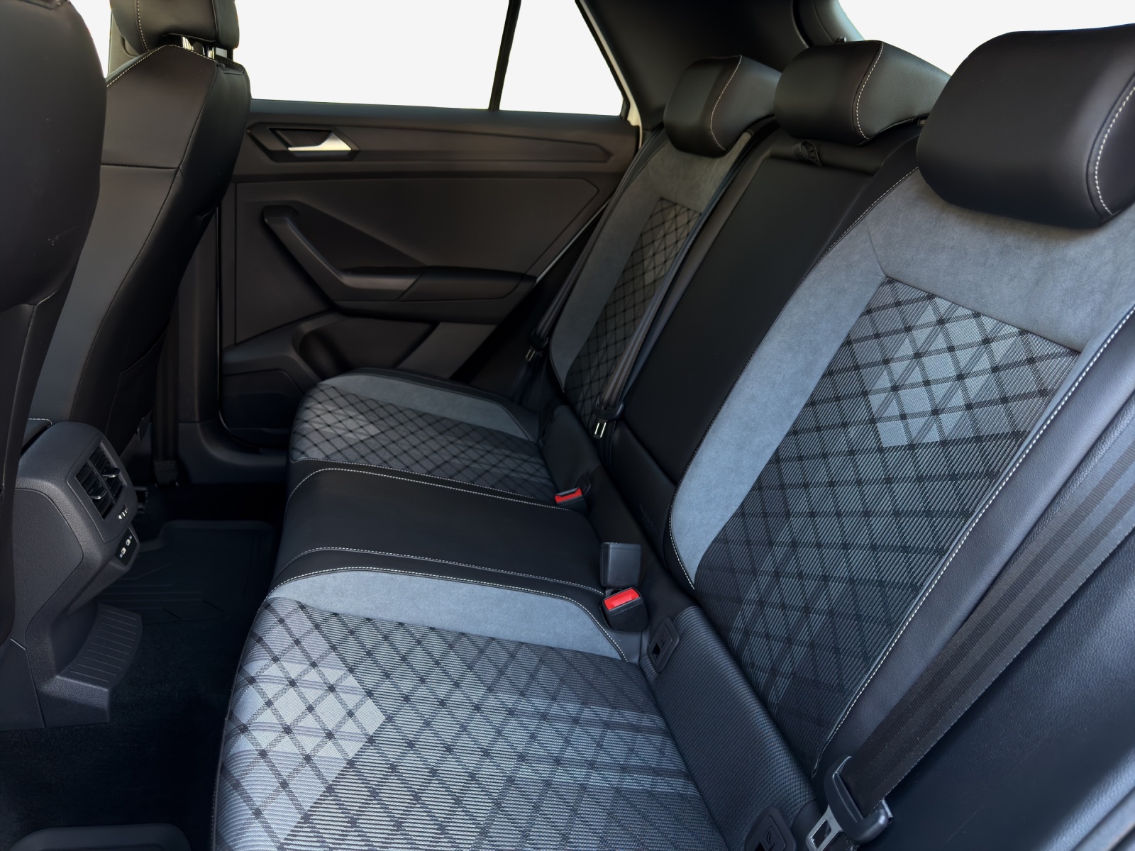 VW T-Roc 2.0 TSI R-Line DSG 4Motion-image-11