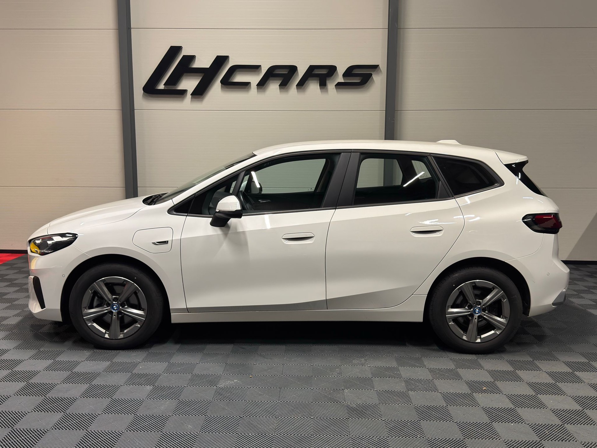 BMW 225e xDrive Active Tourer-image-1