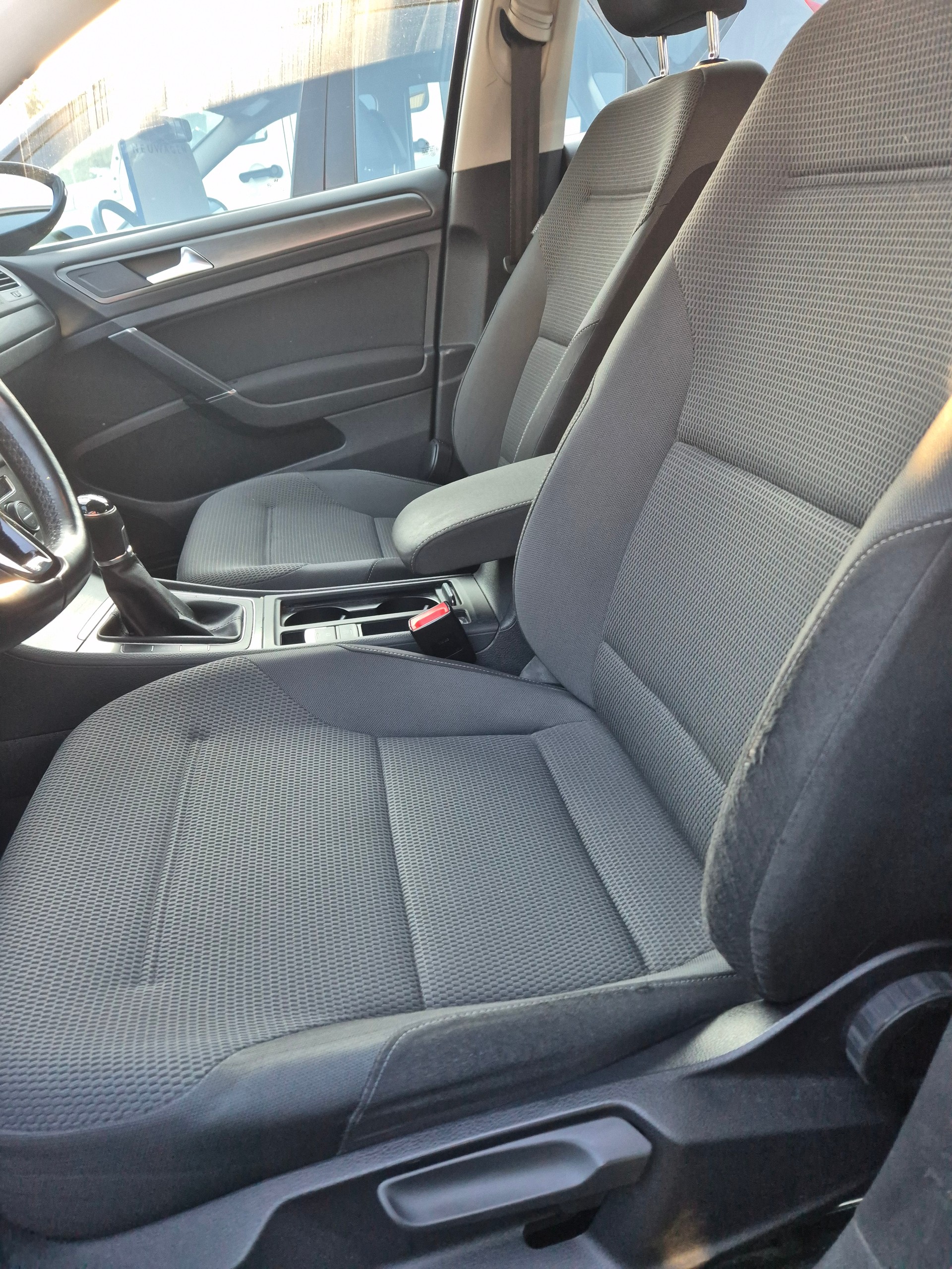VW Golf 1.6 TDI Trendline 4Motion-image-7