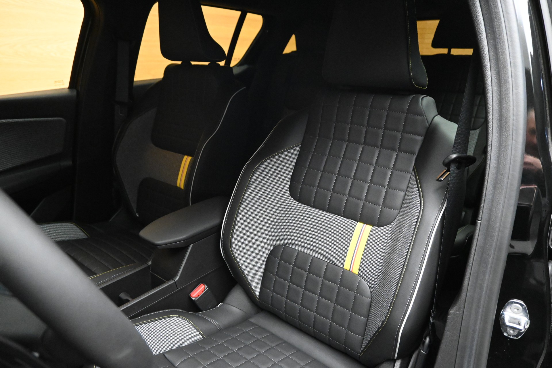 RENAULT R4 E-Tech Comfort Range 52 kWh Iconic-image-5