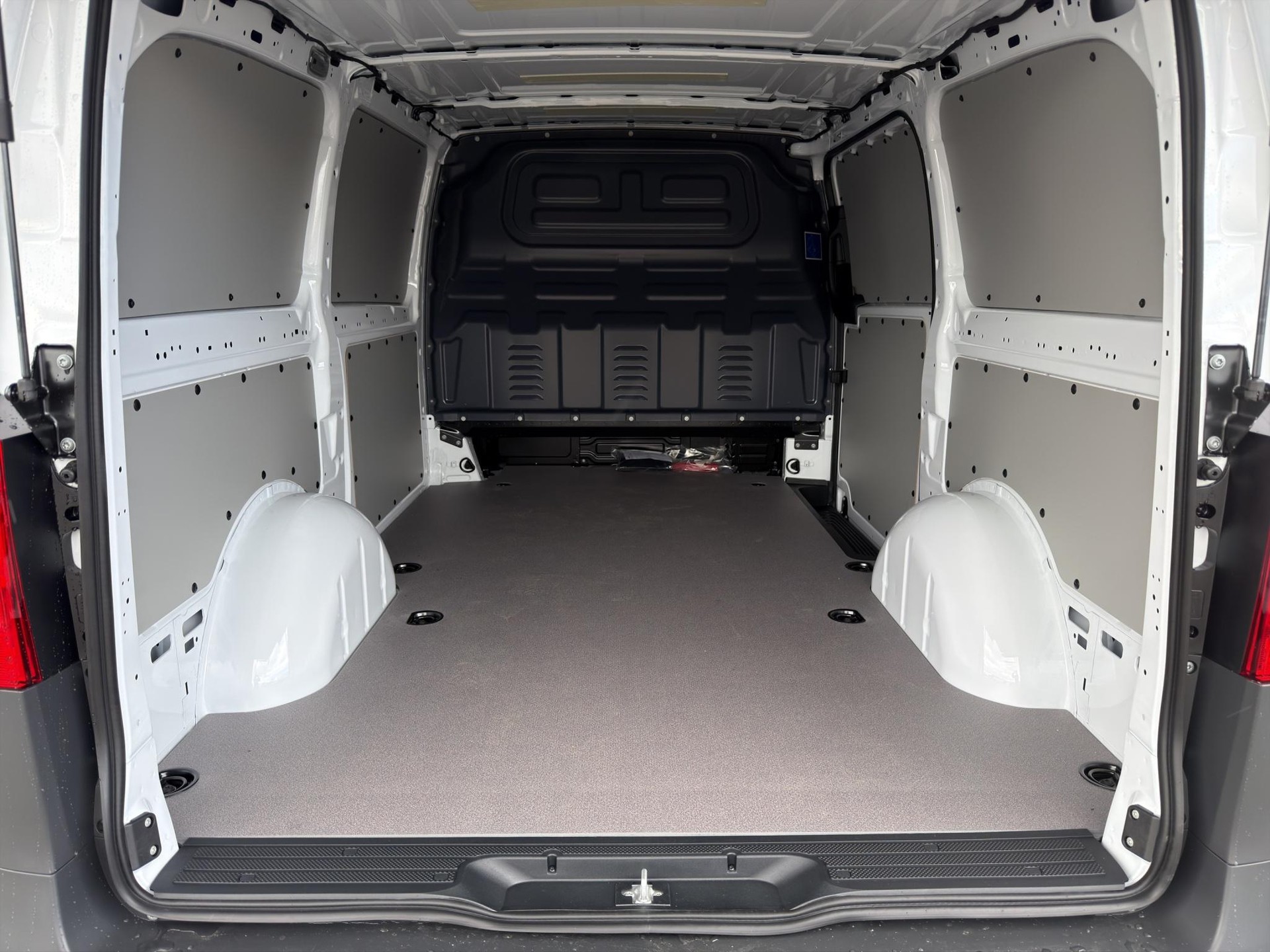 MERCEDES-BENZ 114 Kaw. L 2.0 CDI Pro Worker-image-7