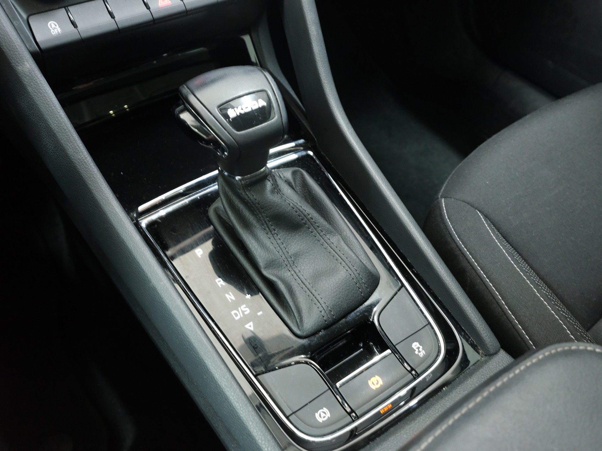 SKODA Karoq 1.5 TSI Ambition DSG-image-16