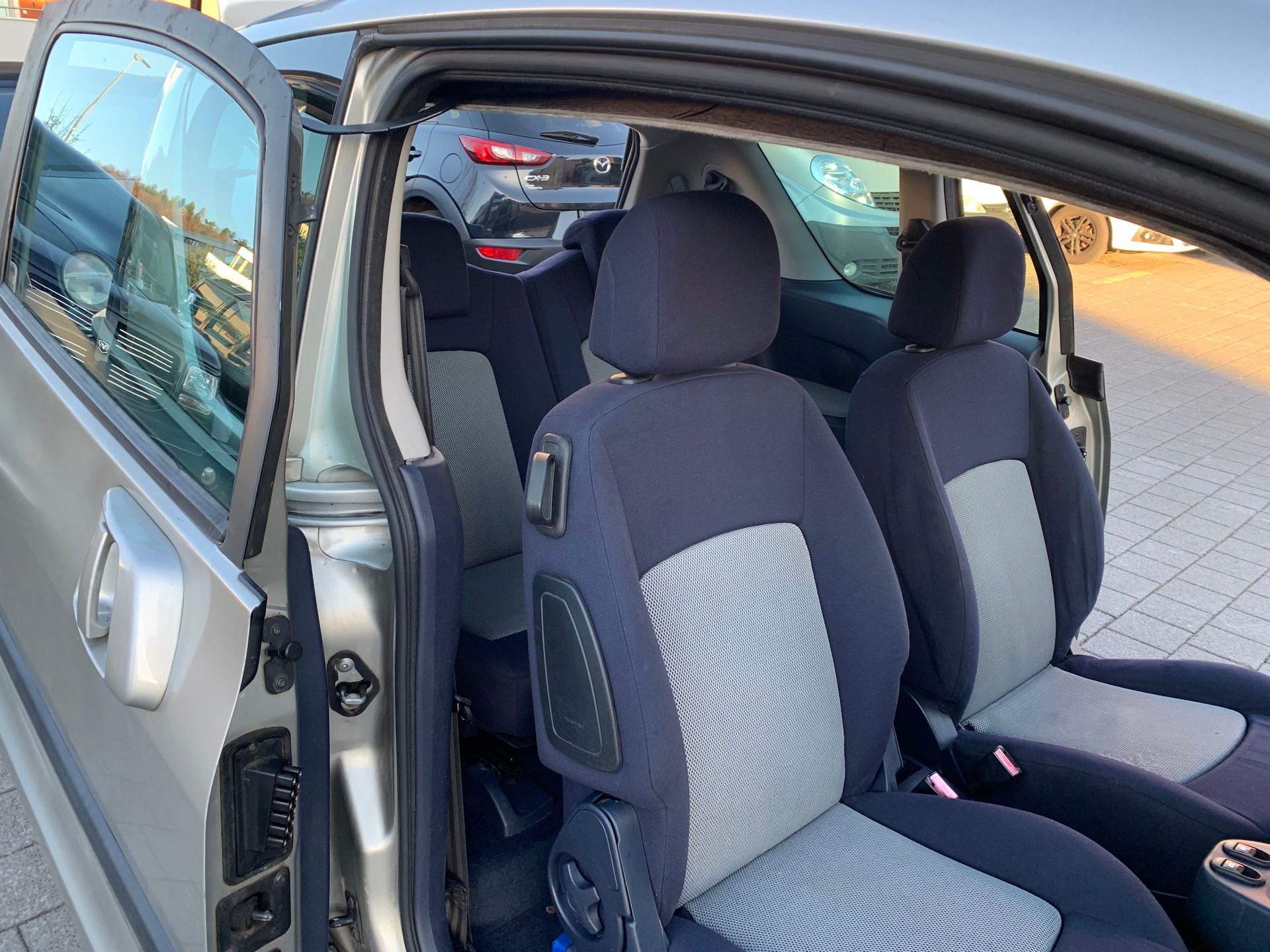 PEUGEOT 1007 1.4 HDI Trendy-image-4