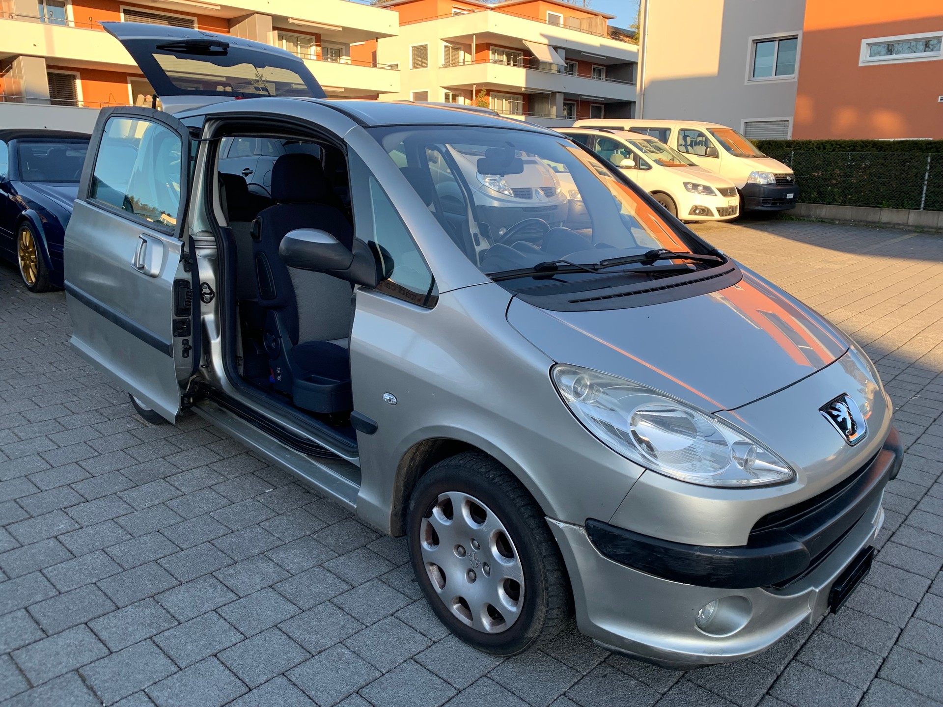 PEUGEOT 1007 1.4 HDI Trendy-image-1
