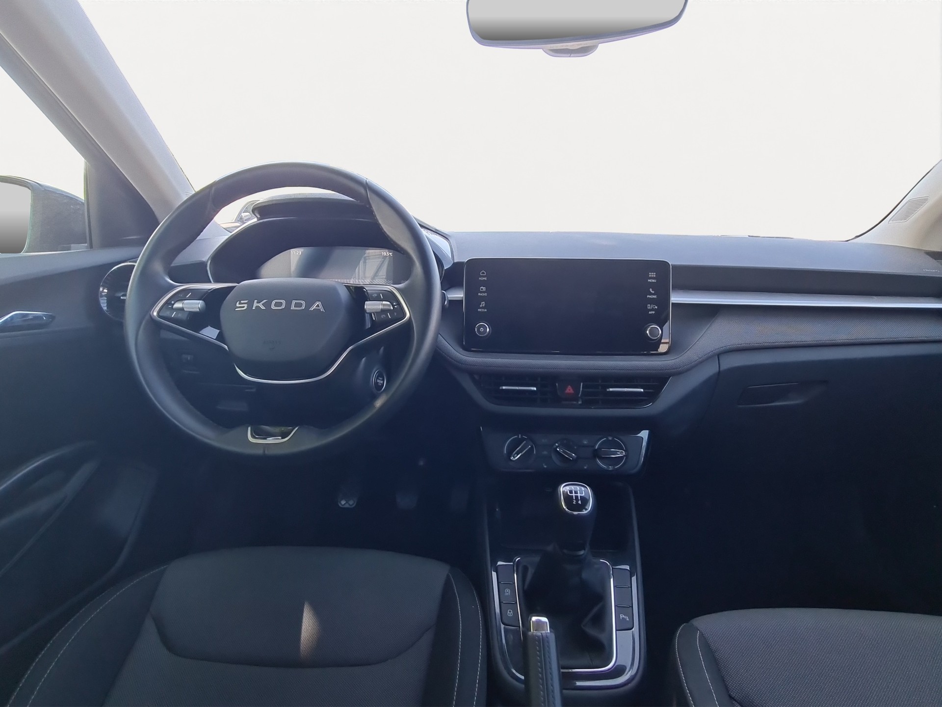 SKODA Fabia 1.0 TSI Young Edition-image-11