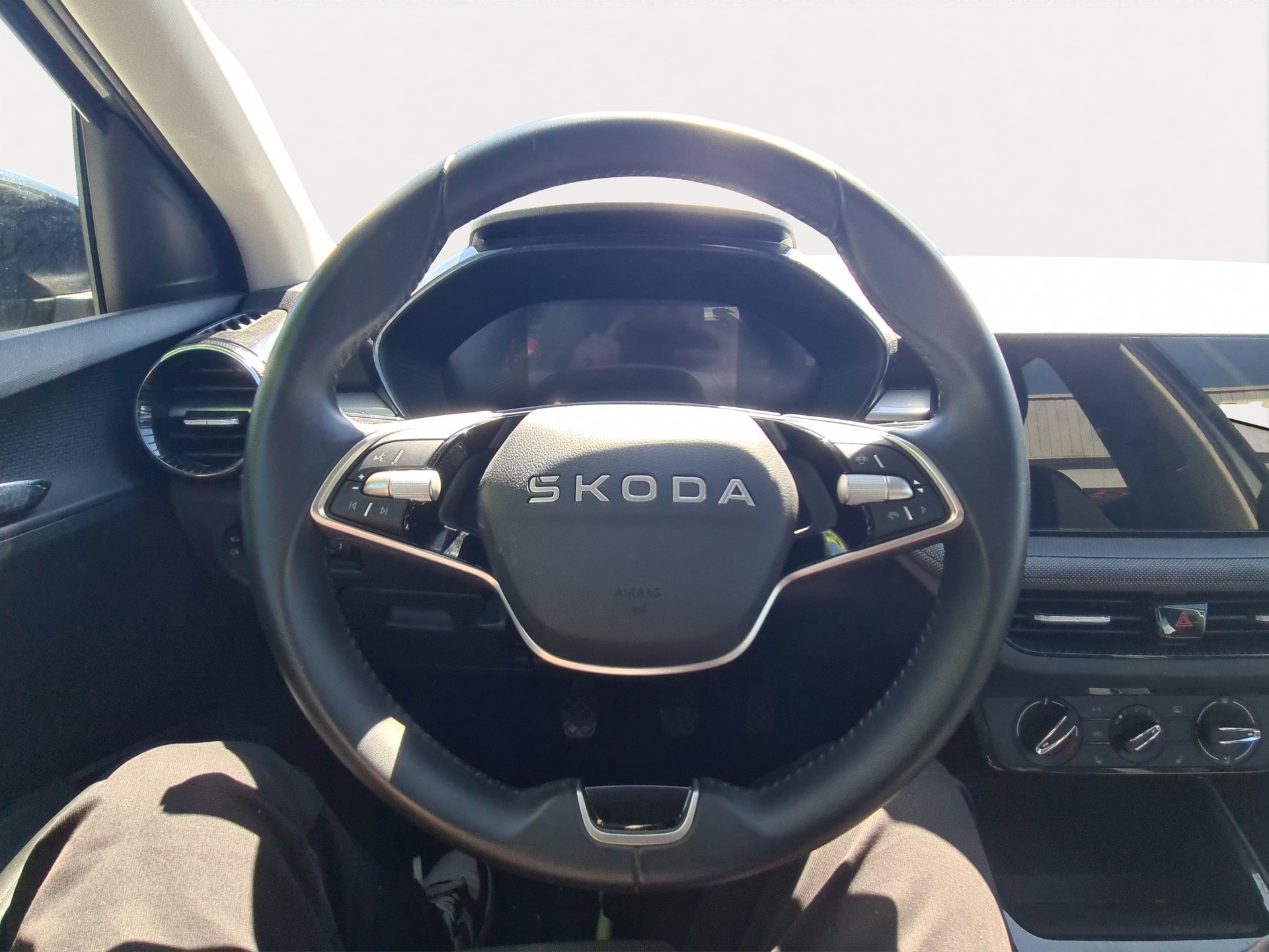 SKODA Fabia 1.0 TSI Young Edition-image-9