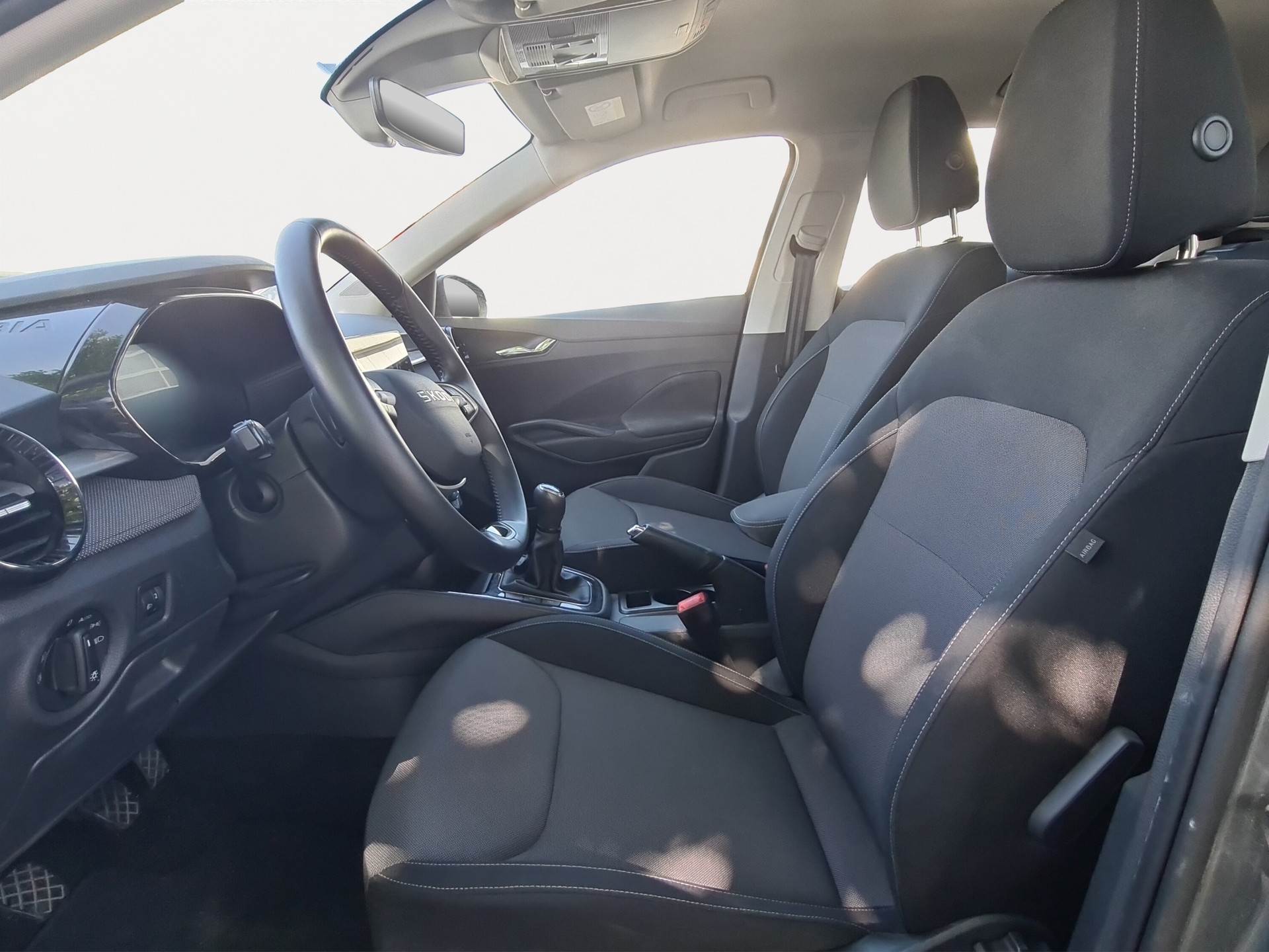SKODA Fabia 1.0 TSI Young Edition-image-12