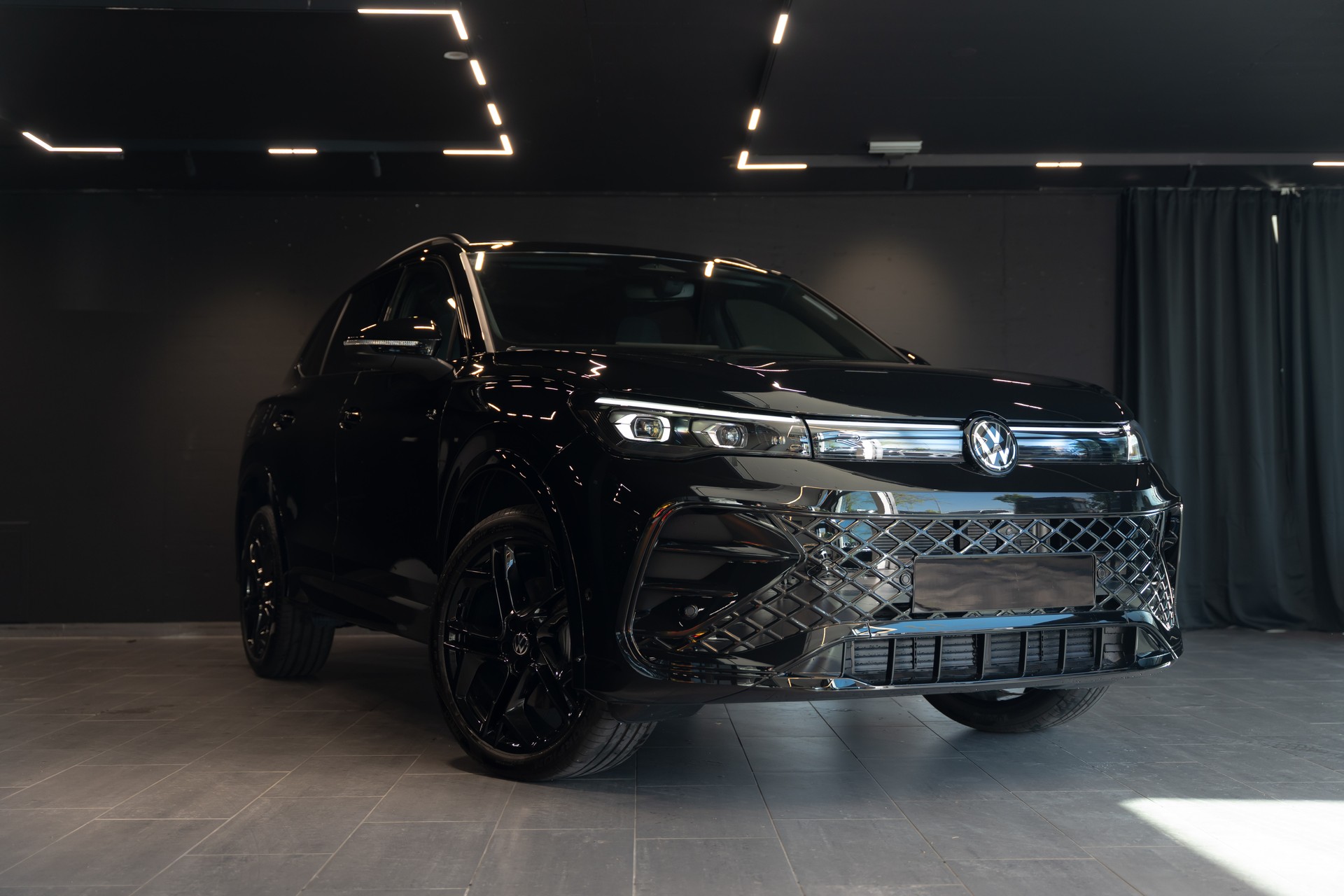 VW Tiguan R Line / CH- Fahrzeug / Neuwagen / All Black / Werksgarantie / Gratis Service /