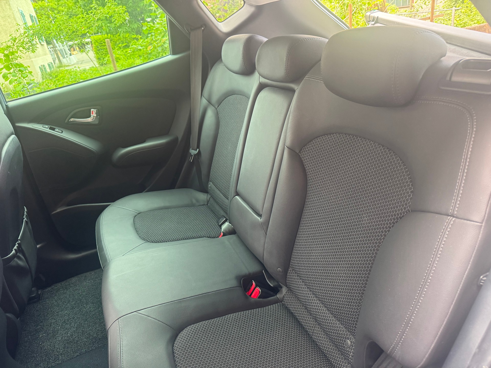 HYUNDAI iX 35 2.0 Premium 4WD Automatic-image-9