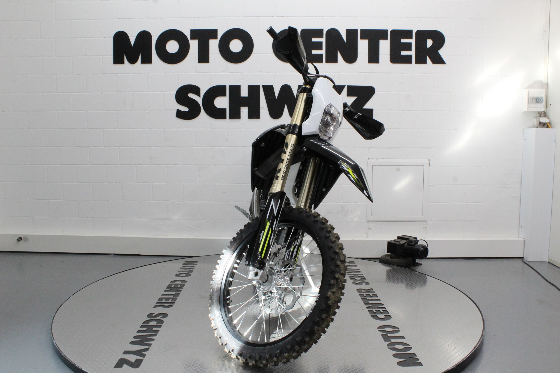TRIUMPH TF 250 E-showroom-element-2