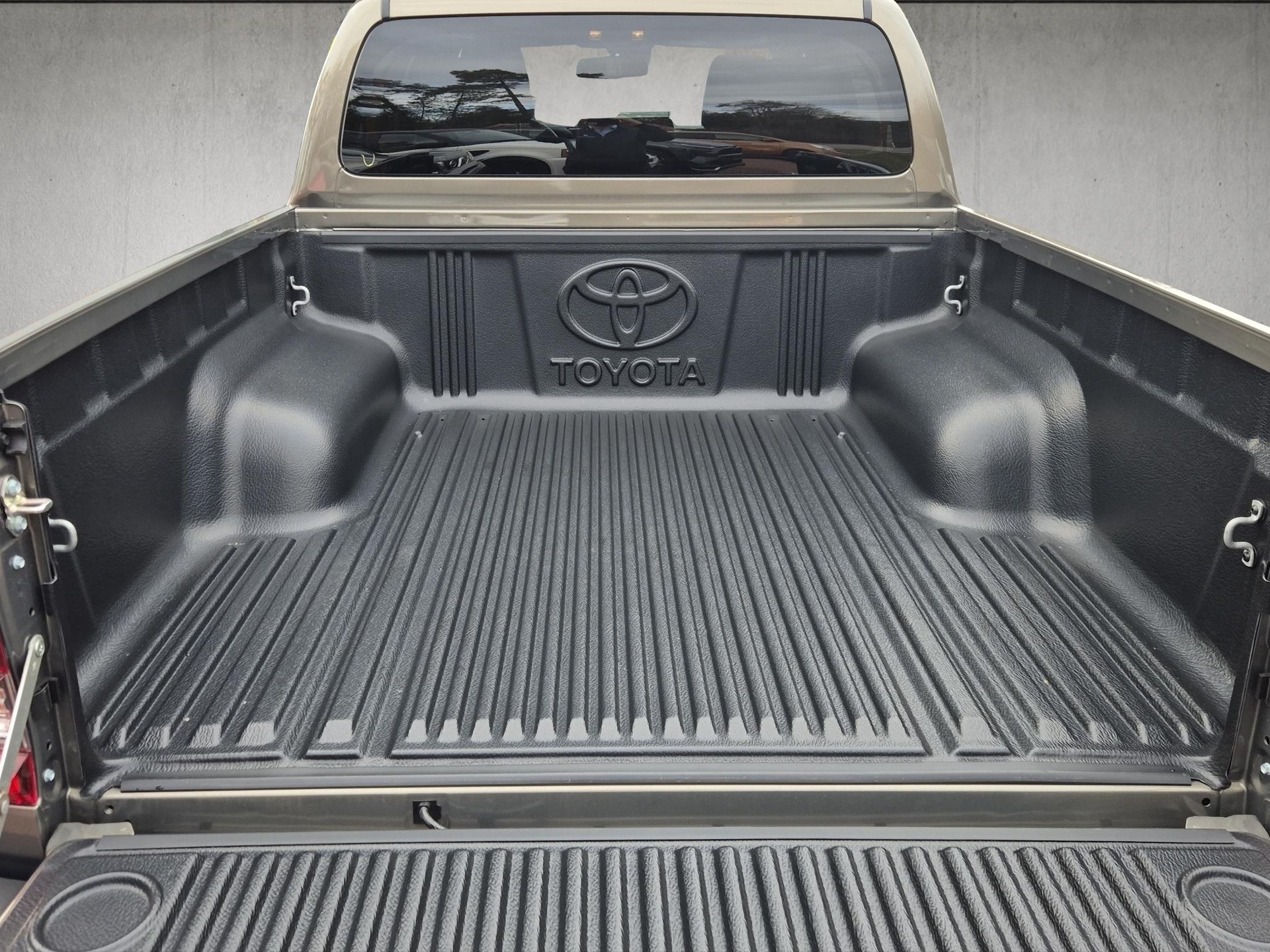 TOYOTA Hilux Double Cab.-Pick-up 2.8 D-4D MHEV 204 Invincible-image-11