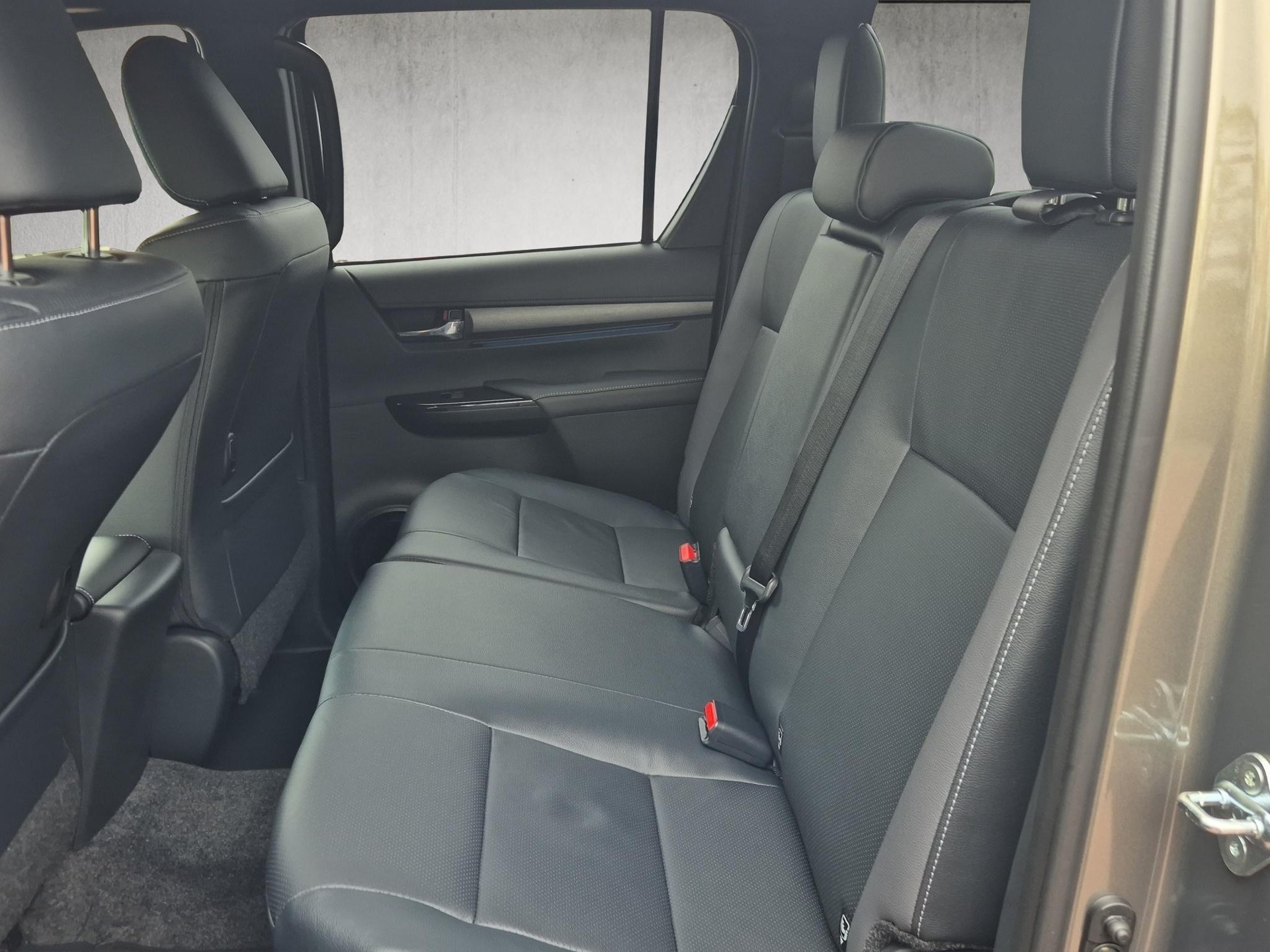 TOYOTA Hilux Double Cab.-Pick-up 2.8 D-4D MHEV 204 Invincible-image-10
