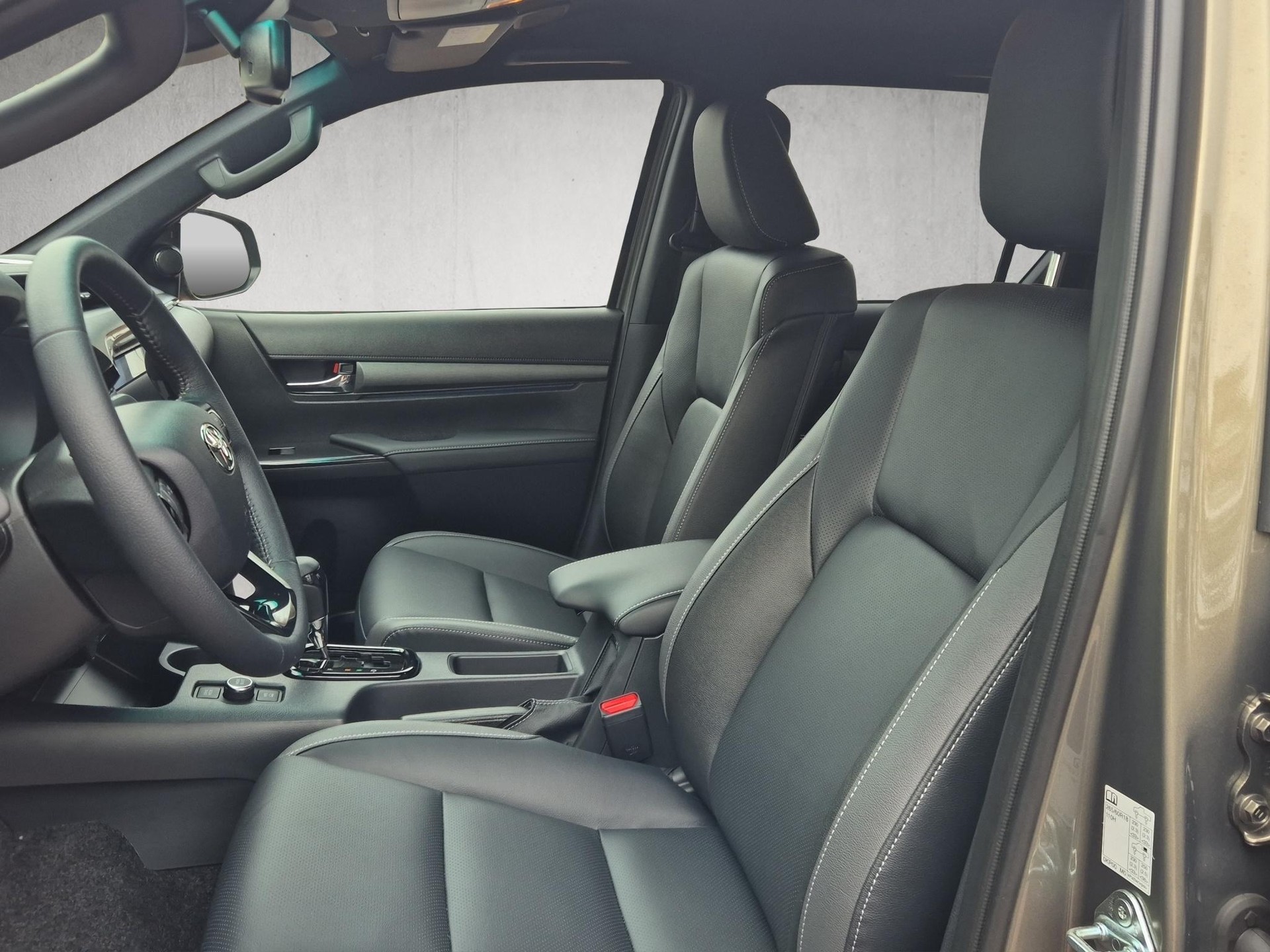 TOYOTA Hilux Double Cab.-Pick-up 2.8 D-4D MHEV 204 Invincible-image-8