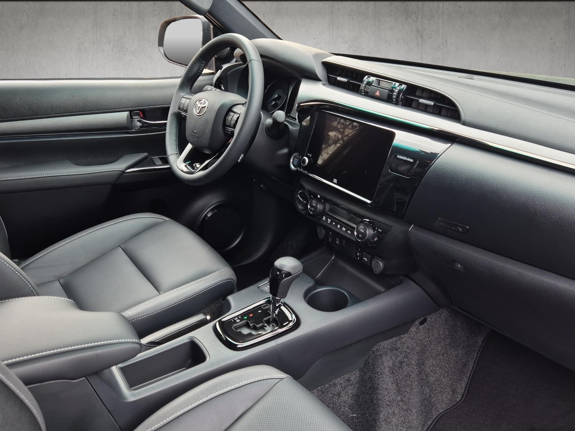TOYOTA Hilux Double Cab.-Pick-up 2.8 D-4D MHEV 204 Invincible-image-12