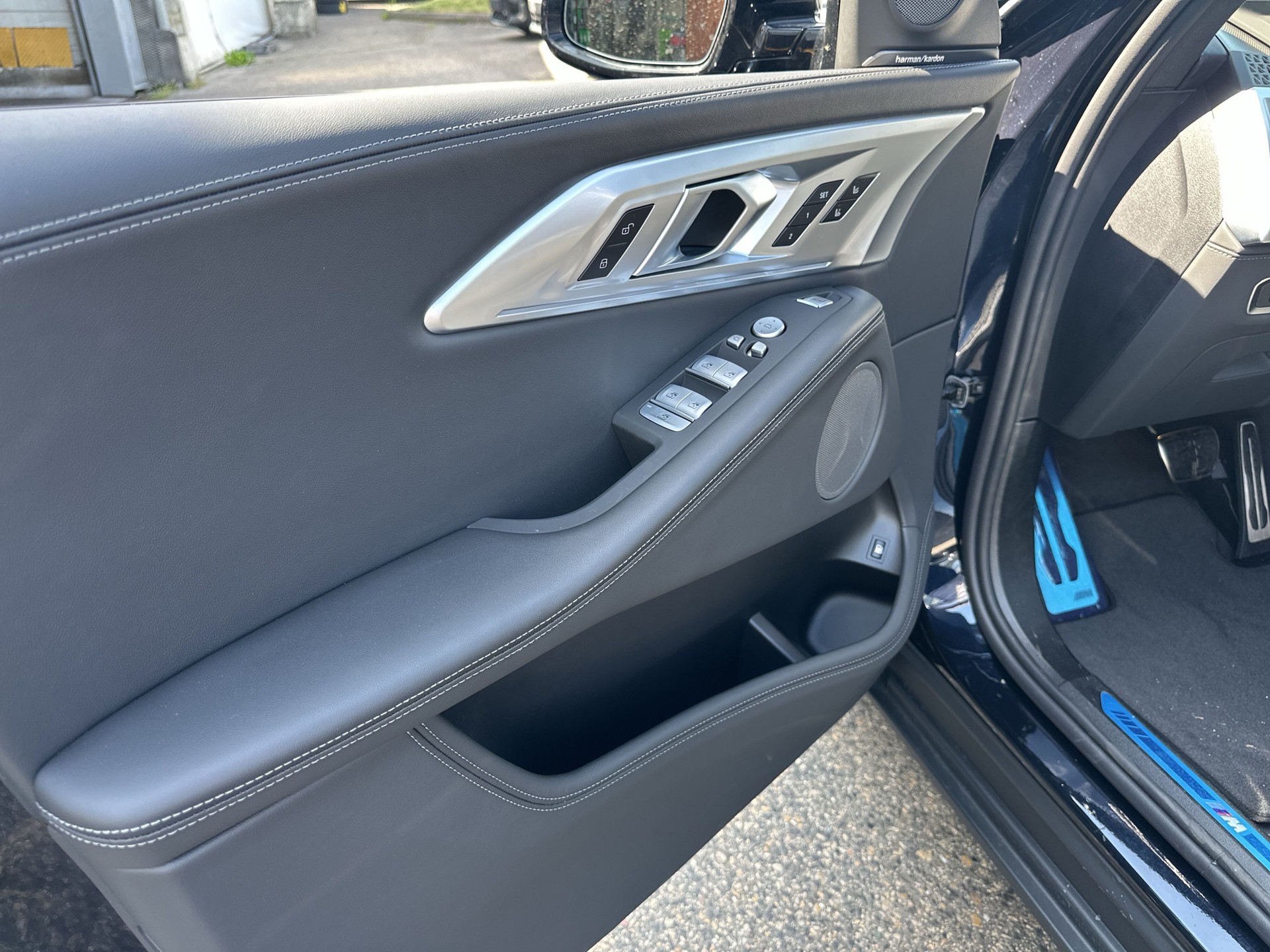 BMW XM xDrive 50e PHEV Steptronic-image-15