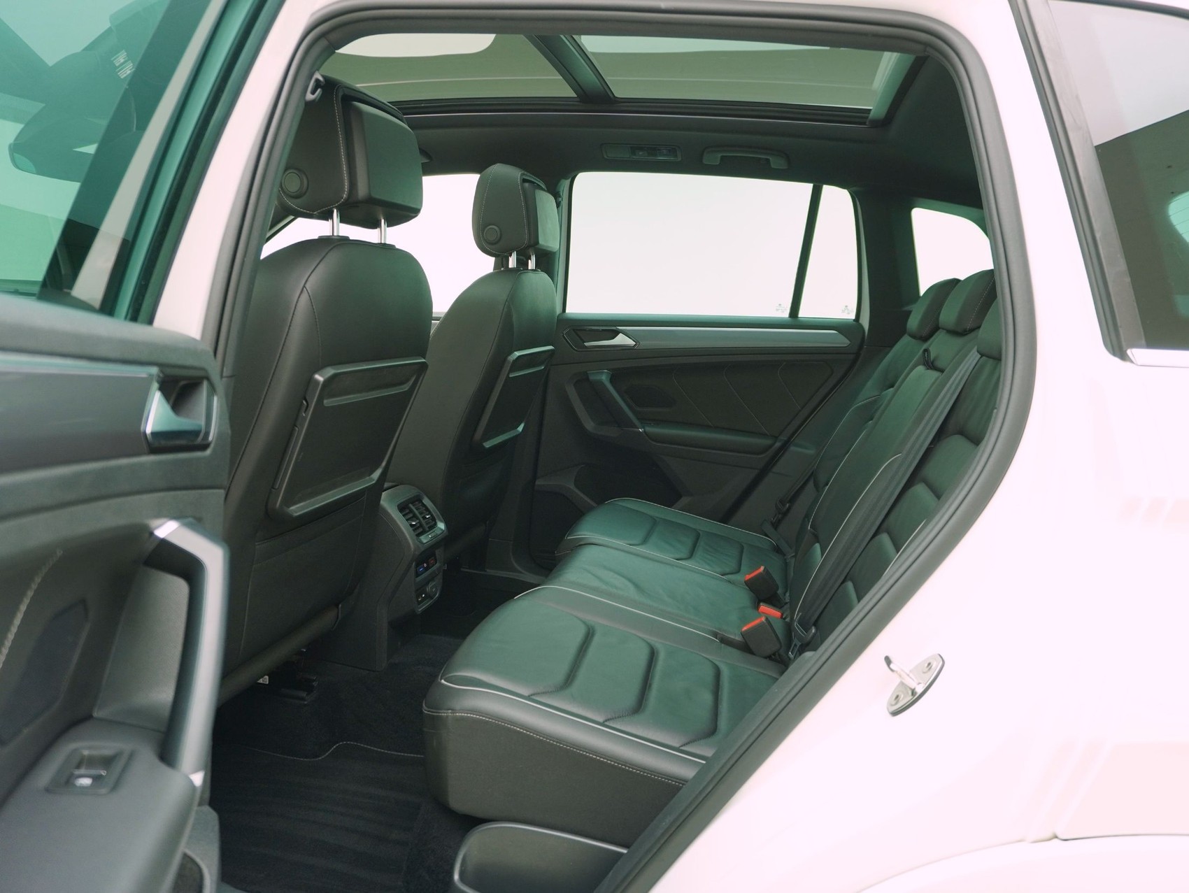 VW Tiguan 2.0 TDI DSG R-Line 4Motion-image-13