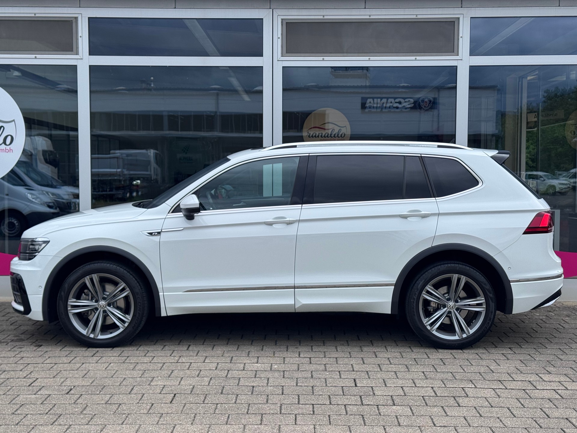 VW Tiguan Allspace 2.0 TDI R_LINE 4x4 DSG+Ledersitze+LED Scheinwerfer+Panorama-Glasdach+Rückfahrkamera+ACC+19"Alu+-image-4