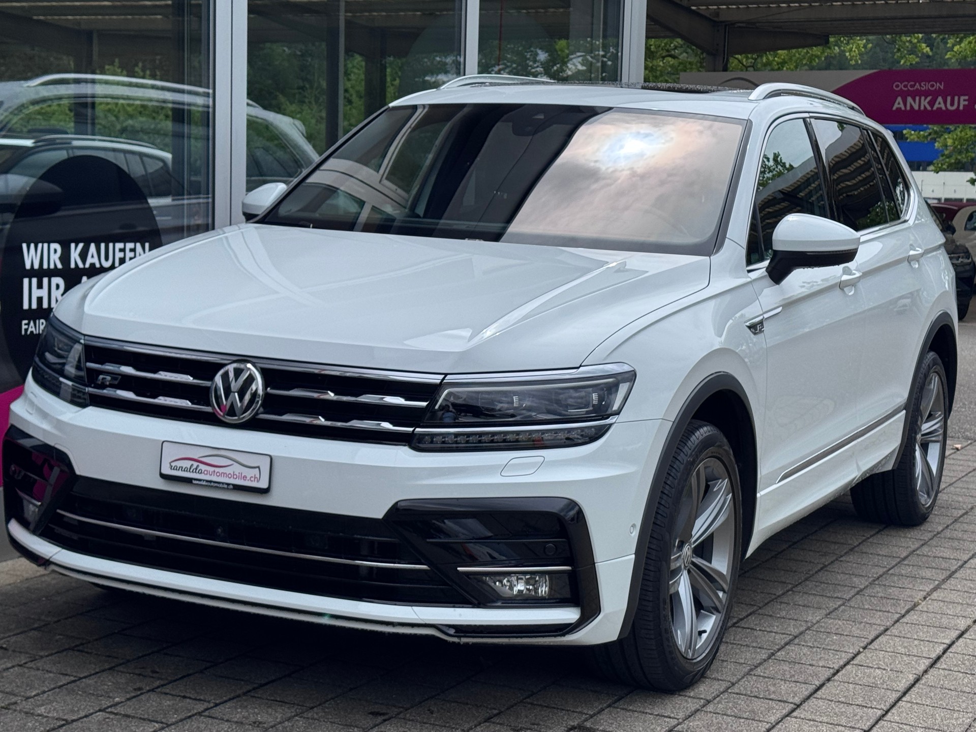 VW Tiguan Allspace 2.0 TDI R_LINE 4x4 DSG+Ledersitze+LED Scheinwerfer+Panorama-Glasdach+Rückfahrkamera+ACC+19"Alu+-image-2