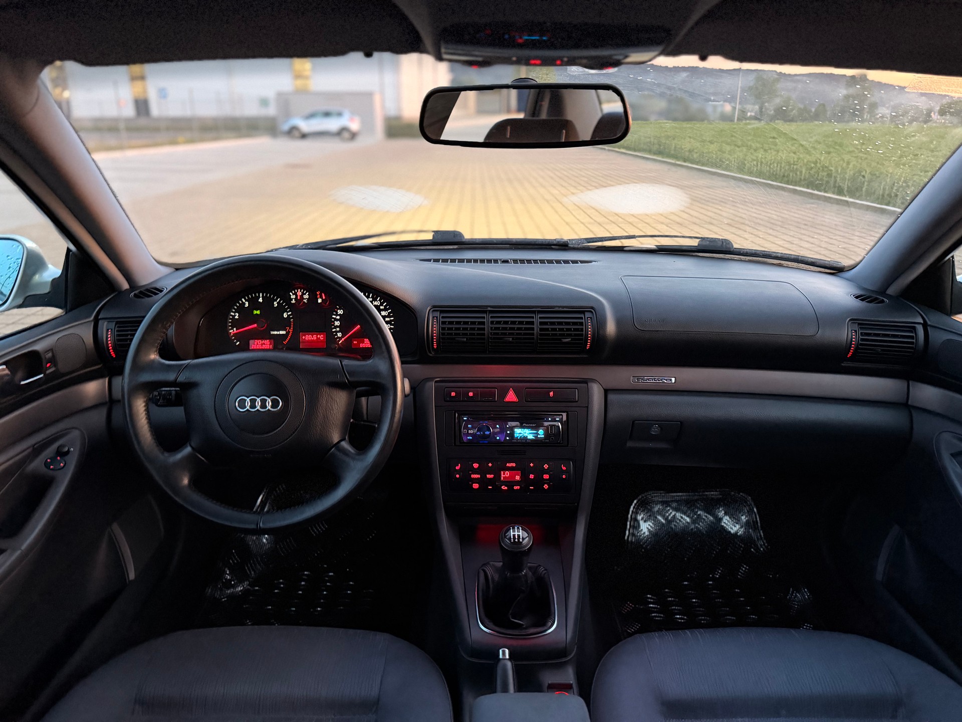 AUDI A4 1.8 quattro Ambition-image-14