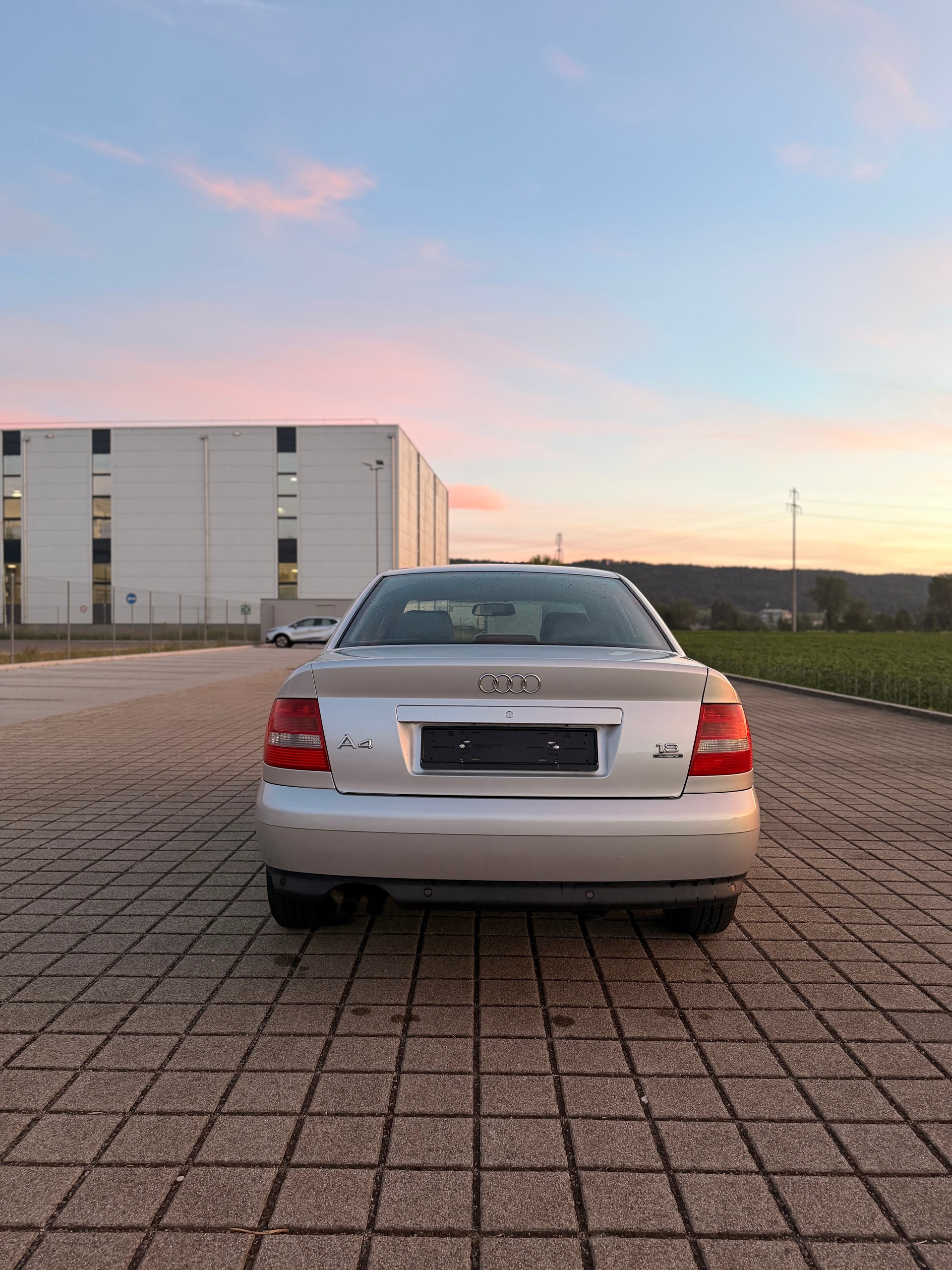 AUDI A4 1.8 quattro Ambition-image-9