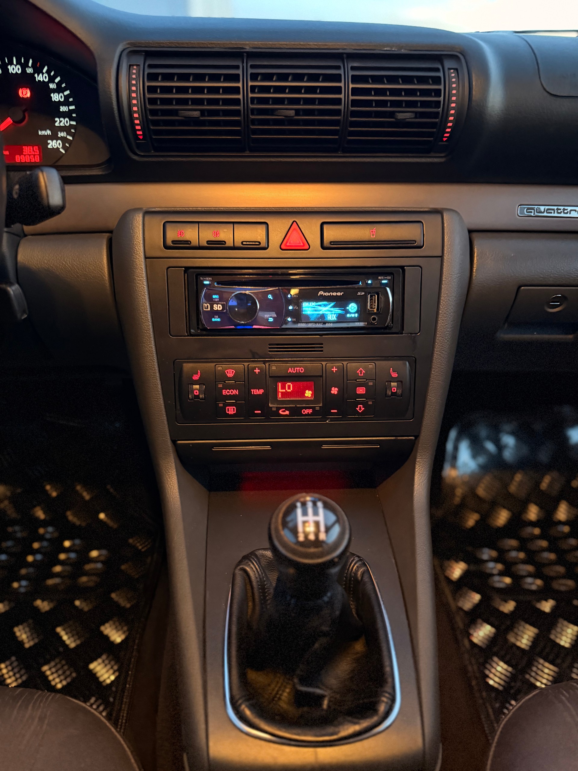 AUDI A4 1.8 quattro Ambition-image-19