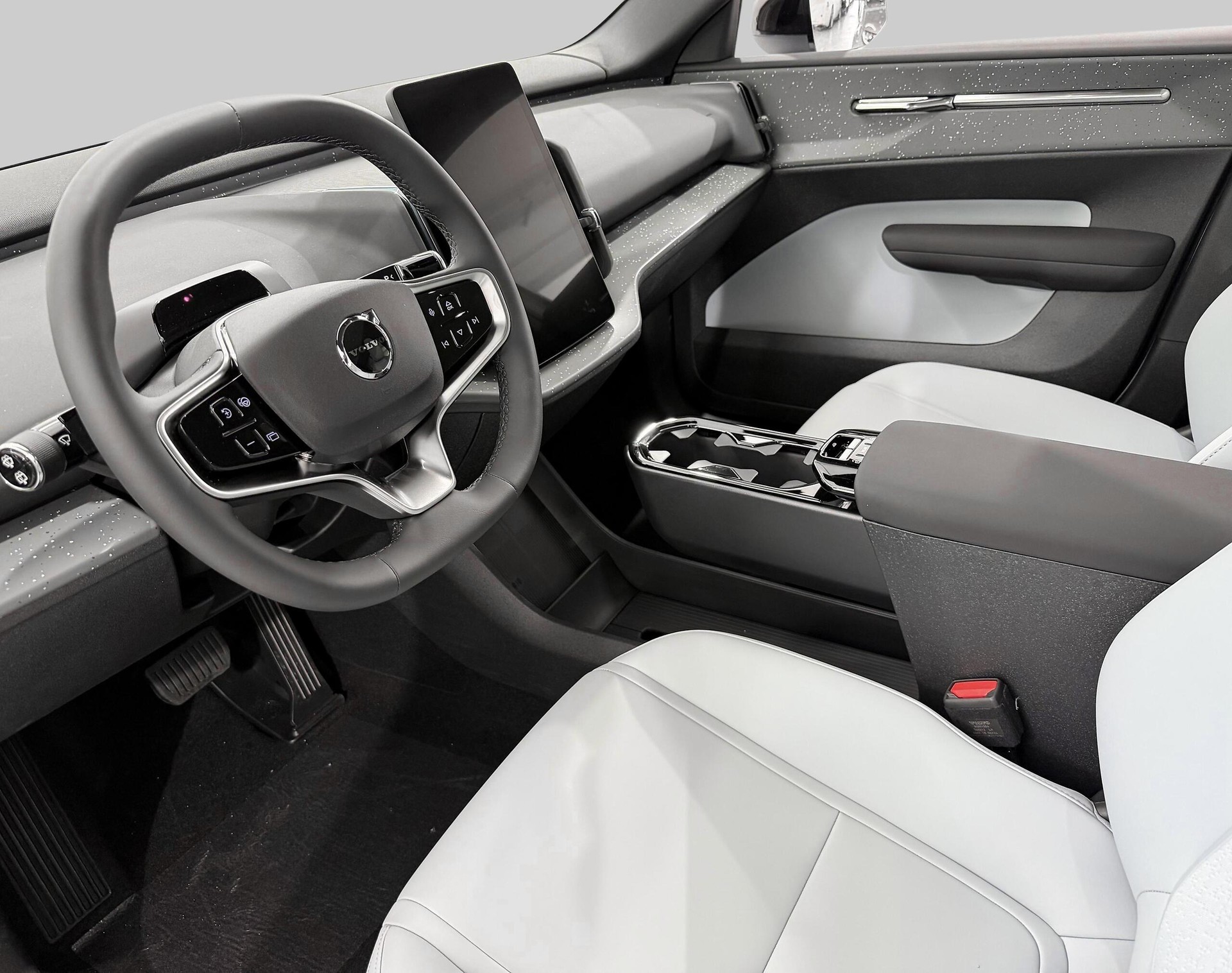 VOLVO EX 30 E60 Twin Ultra Performanc-image-2