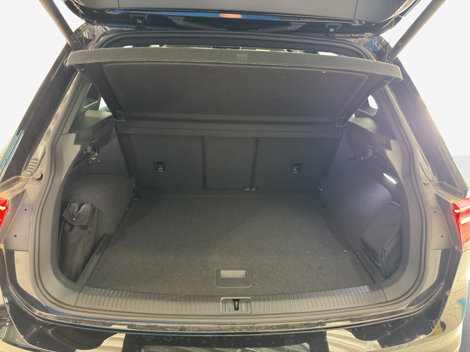 VW Tiguan 2.0 TDI SCR R-Line 4Motion DSG-image-12