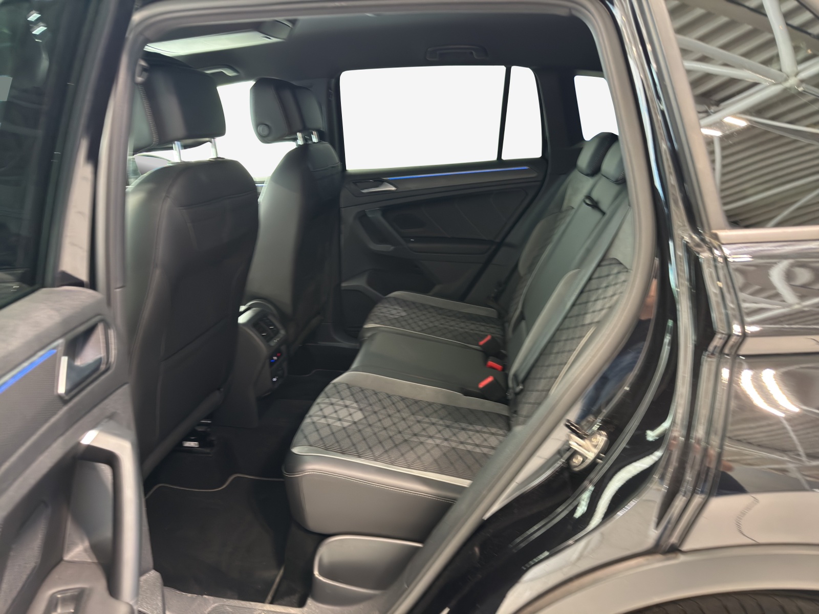 VW Tiguan 2.0 TDI SCR R-Line 4Motion DSG-image-11