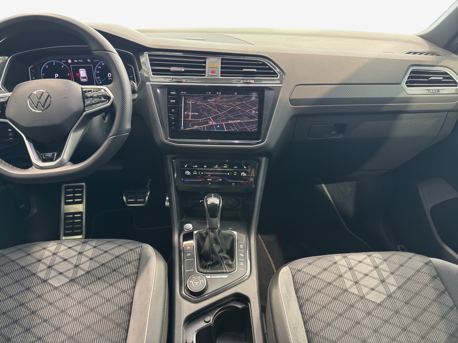 VW Tiguan 2.0 TDI SCR R-Line 4Motion DSG-image-10