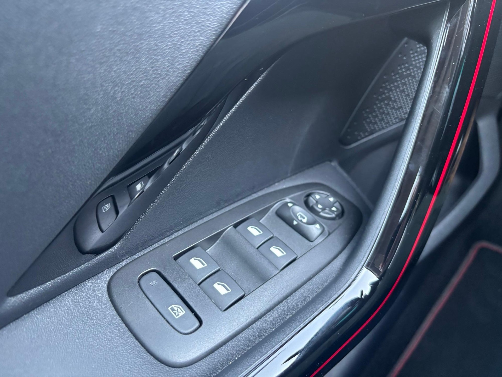 PEUGEOT 2008 1.2 PureTech 110 GT Line S/S-image-14