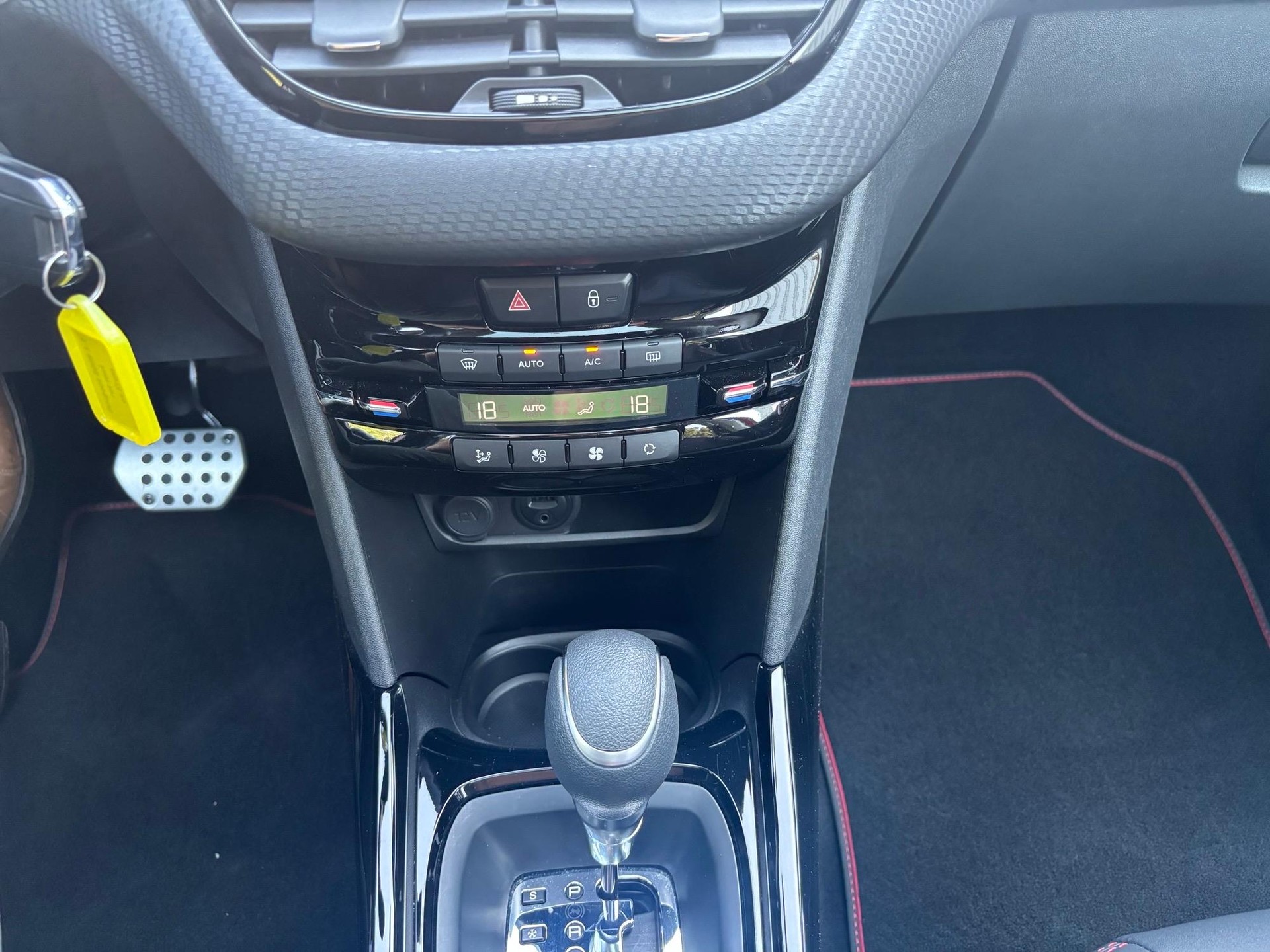 PEUGEOT 2008 1.2 PureTech 110 GT Line S/S-image-12