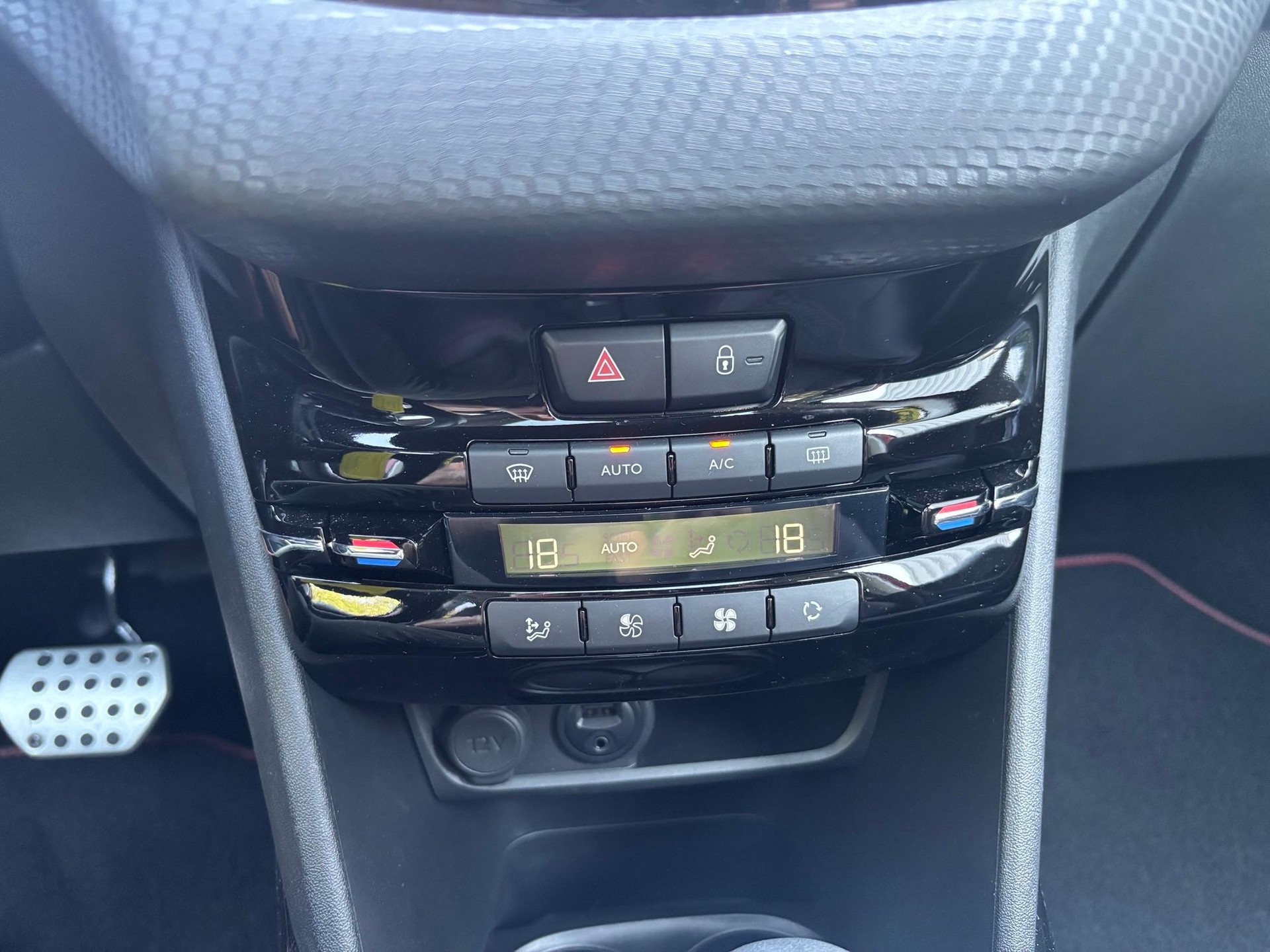 PEUGEOT 2008 1.2 PureTech 110 GT Line S/S-image-13