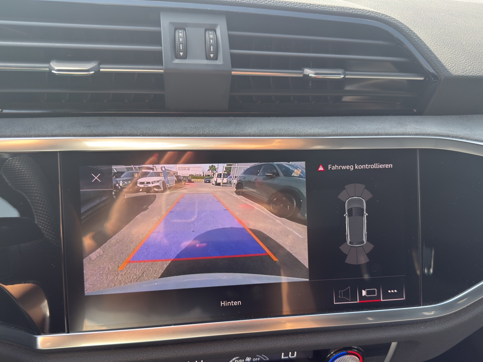 AUDI Q3 45 TFSI S line quattro S-tronic-image-14