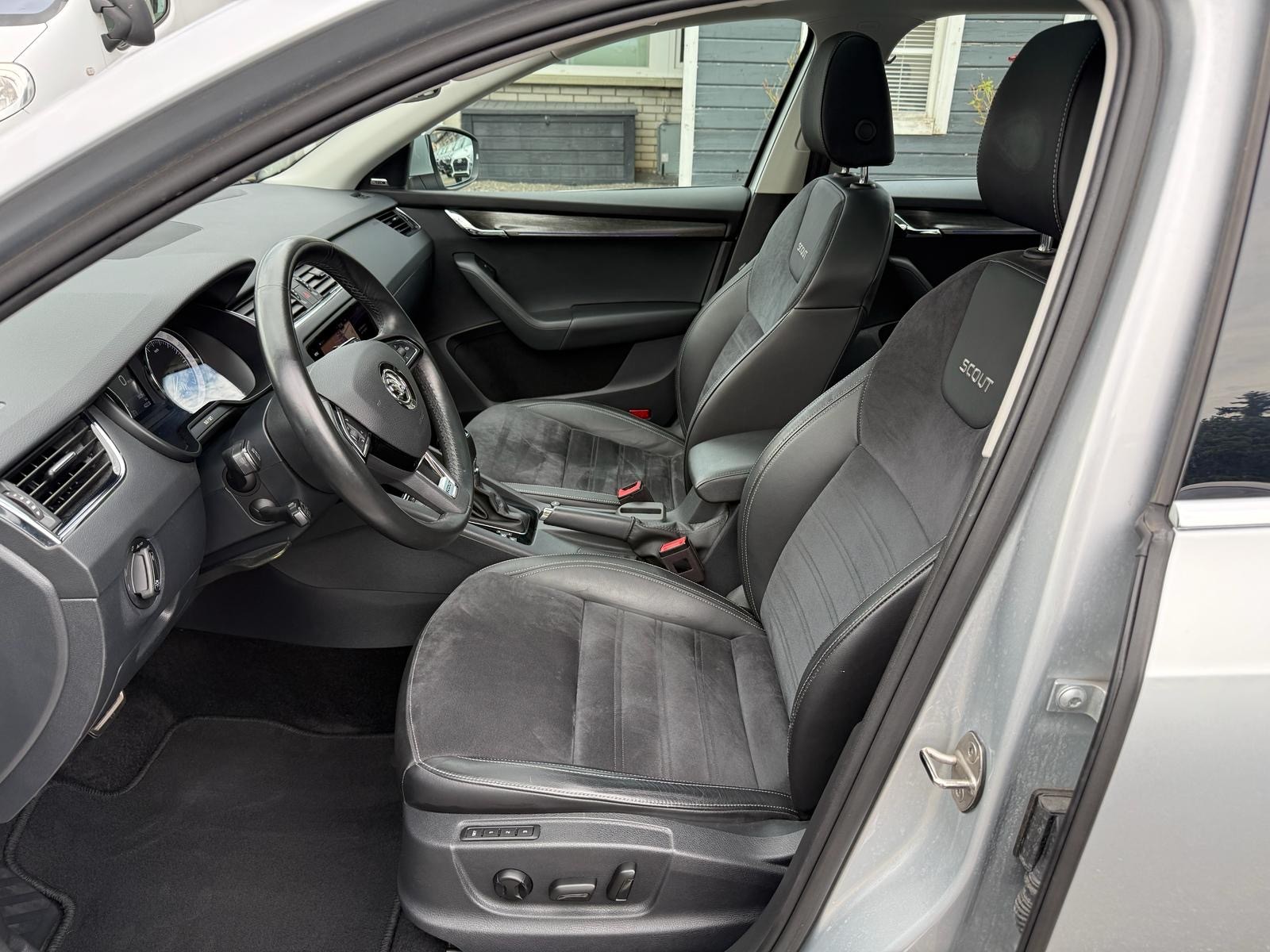 SKODA Octavia Scout 2.0 TDI 184 4x4 DSG-image-8