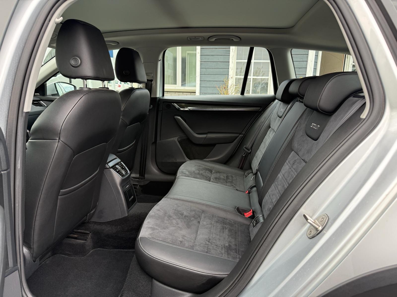 SKODA Octavia Scout 2.0 TDI 184 4x4 DSG-image-12