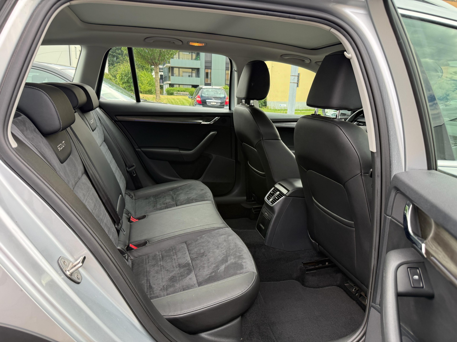 SKODA Octavia Scout 2.0 TDI 184 4x4 DSG-image-16