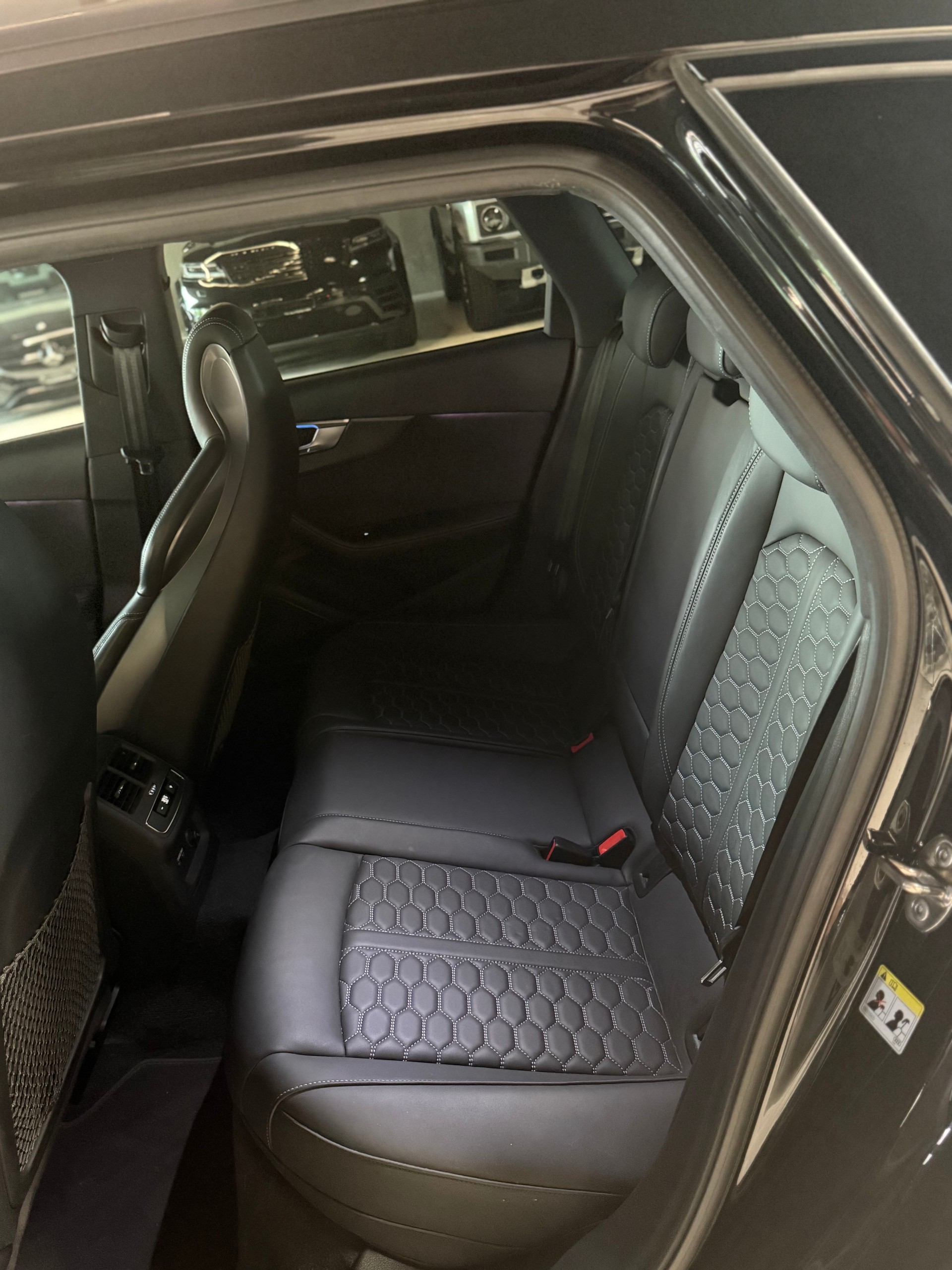 AUDI RS4 Avant quattro tiptronic-image-11