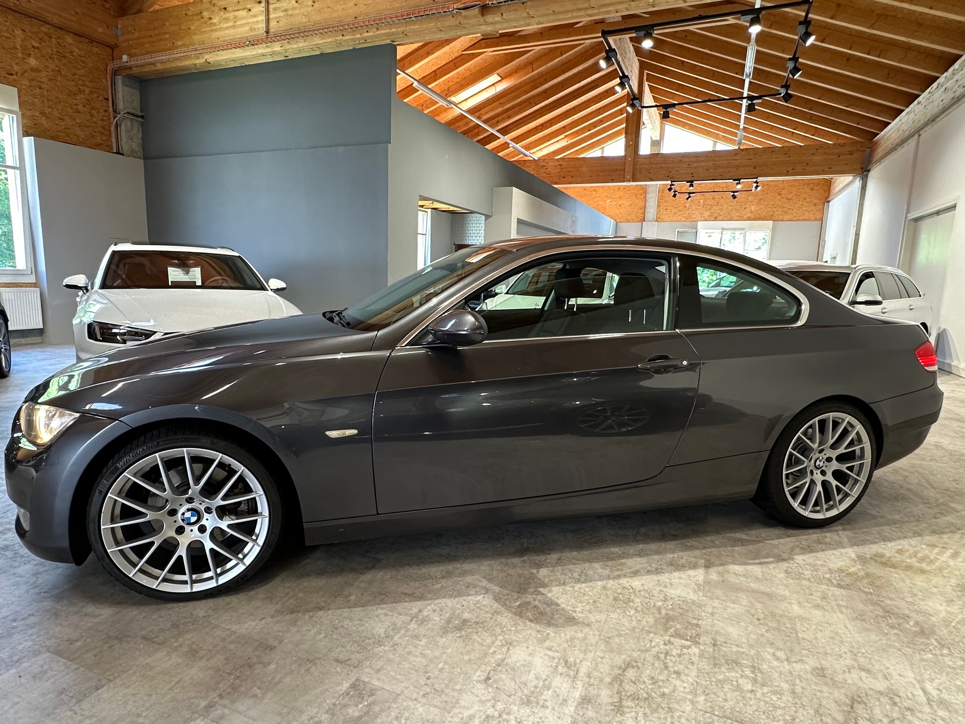 BMW 325i Coupé Aut./Top Ausstattung/Wenig km/Lückenlos BMW-Servicegepflegt/8 x Aluräder (M-Sport)-image-4