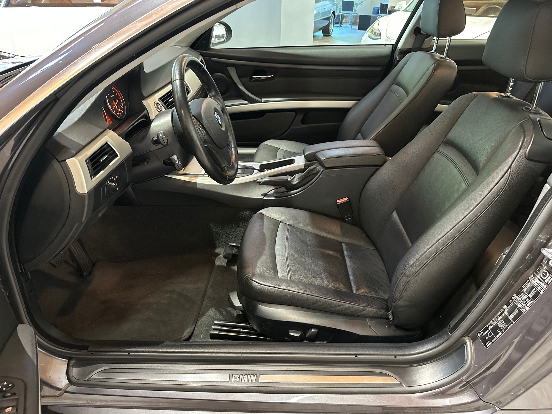 BMW 325i Coupé Aut./Top Ausstattung/Wenig km/Lückenlos BMW-Servicegepflegt/8 x Aluräder (M-Sport)-image-11