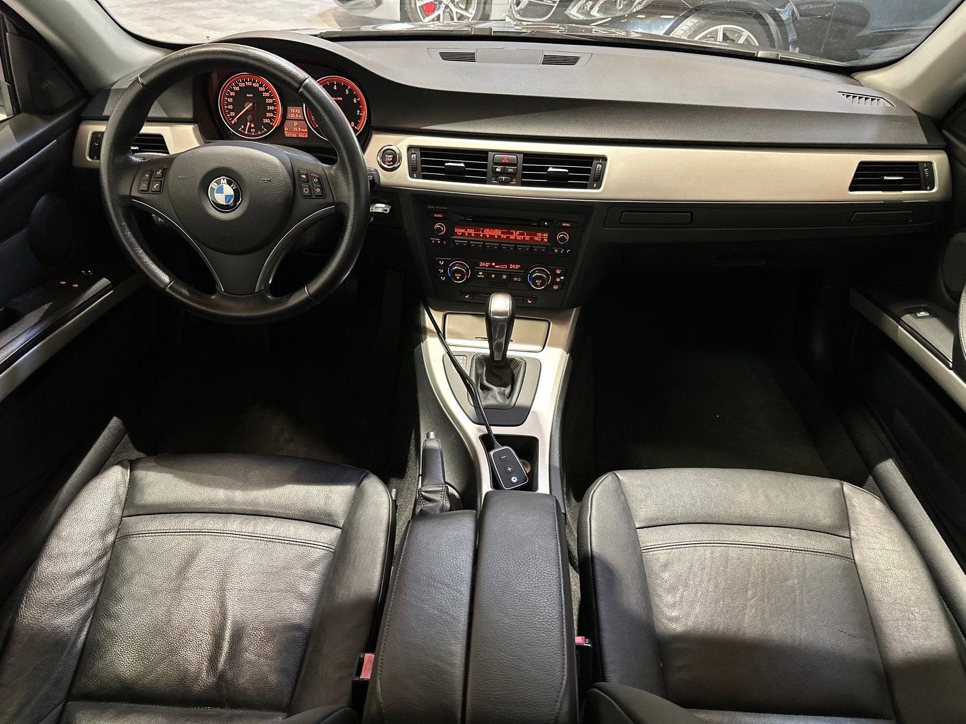 BMW 325i Coupé Aut./Top Ausstattung/Wenig km/Lückenlos BMW-Servicegepflegt/8 x Aluräder (M-Sport)-image-17