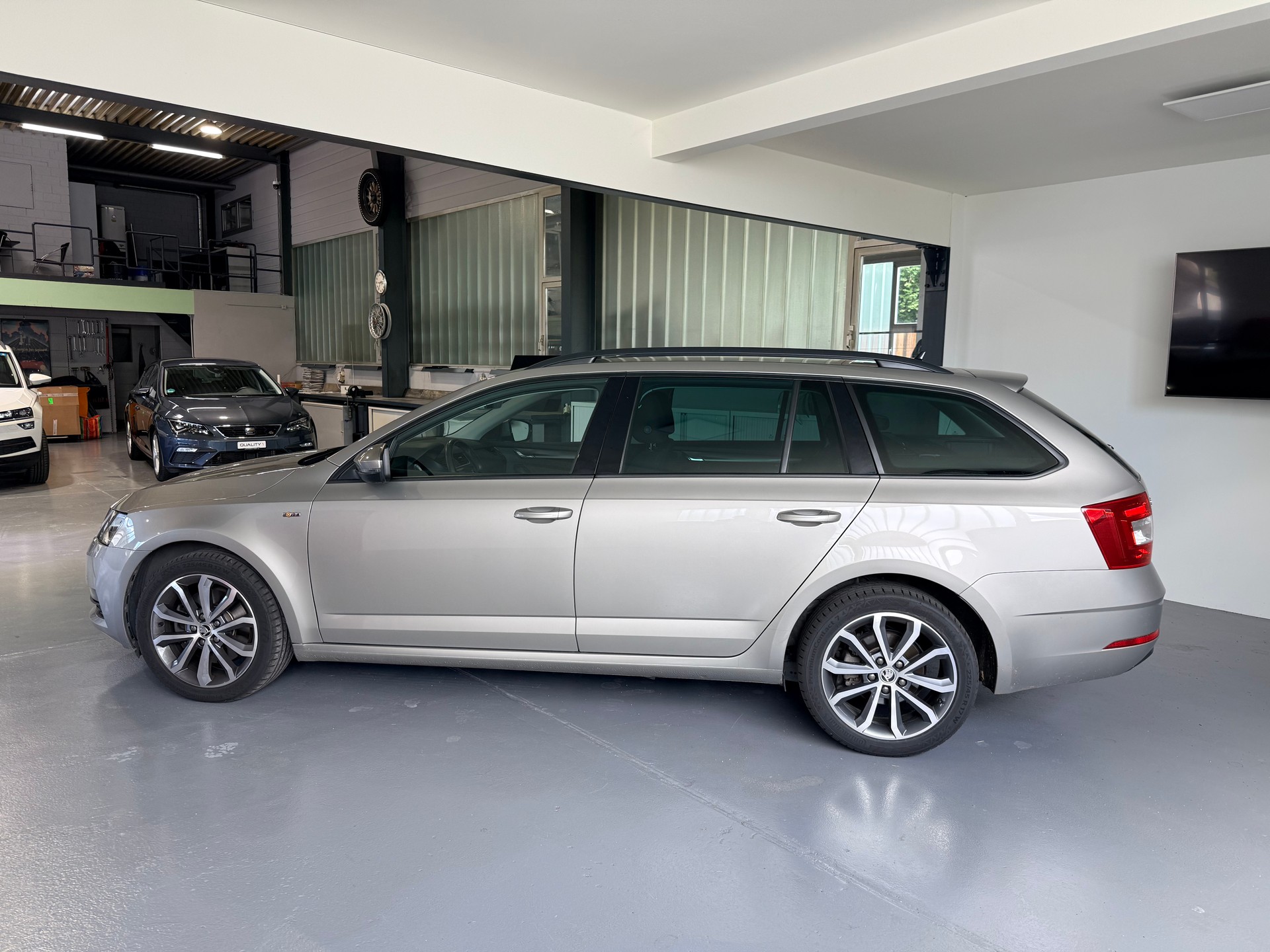 SKODA Octavia Combi 2.0 TSI Soleil 4x4 DSG + AHK-image-3