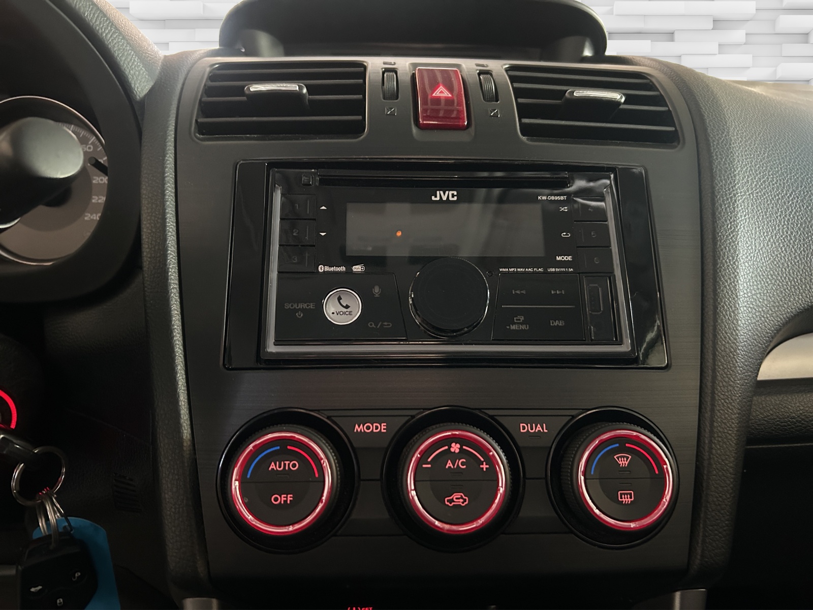 SUBARU Forester 2.0i Swiss Lineartronic-image-11