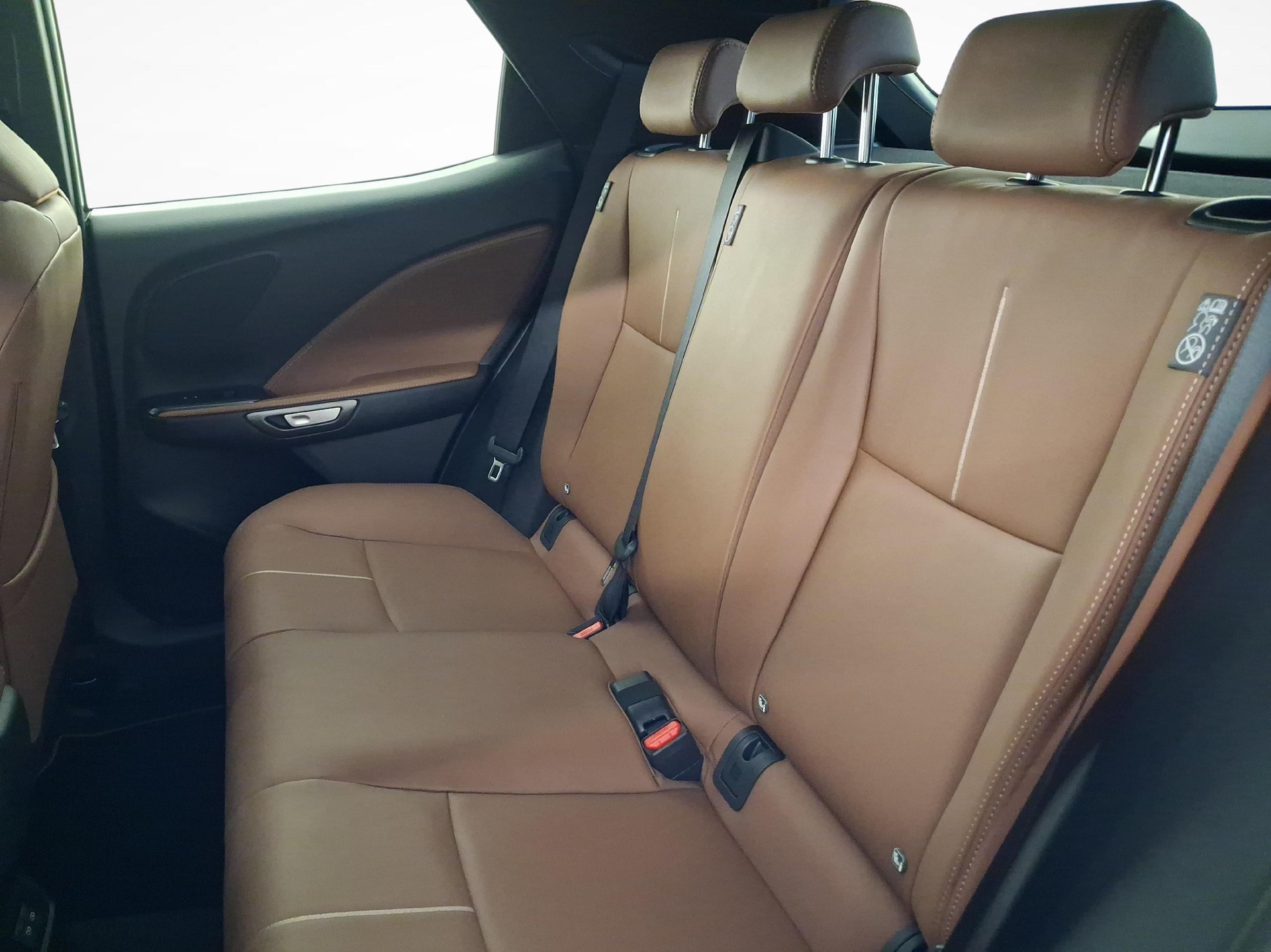 LEXUS LBX 1.5 Hybrid Relax AWD-image-10